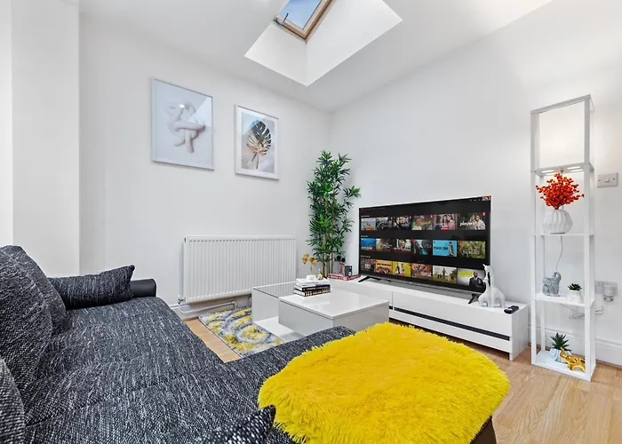 Immaculate 2-Bed Flat Near Central London, With Garden & Parking Available- Save On Long Stays! Instant Book!