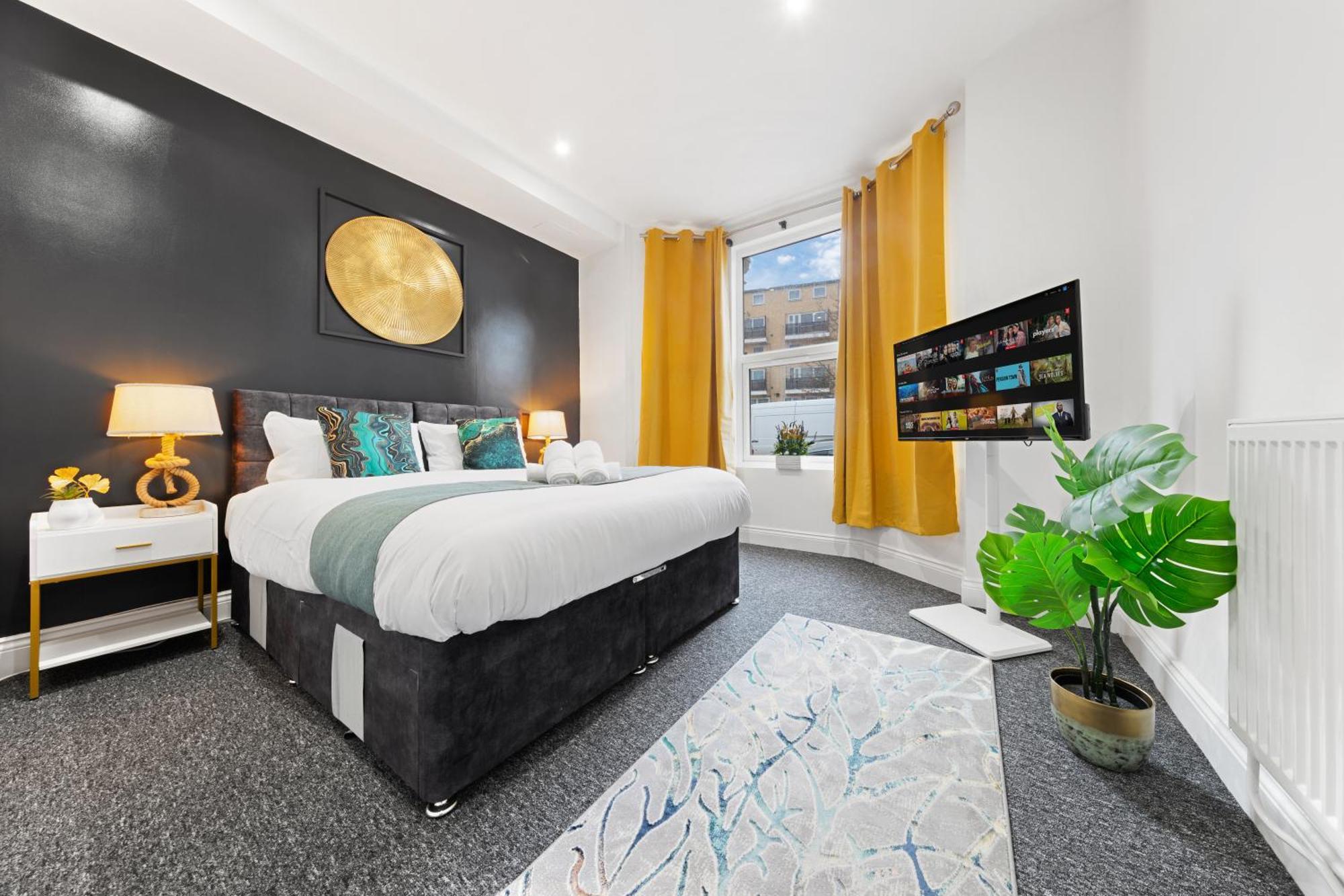 Immaculate 2-bed Flat Near London, With Garden & Parking Available- Save On Long Stays! Instant Book! *
