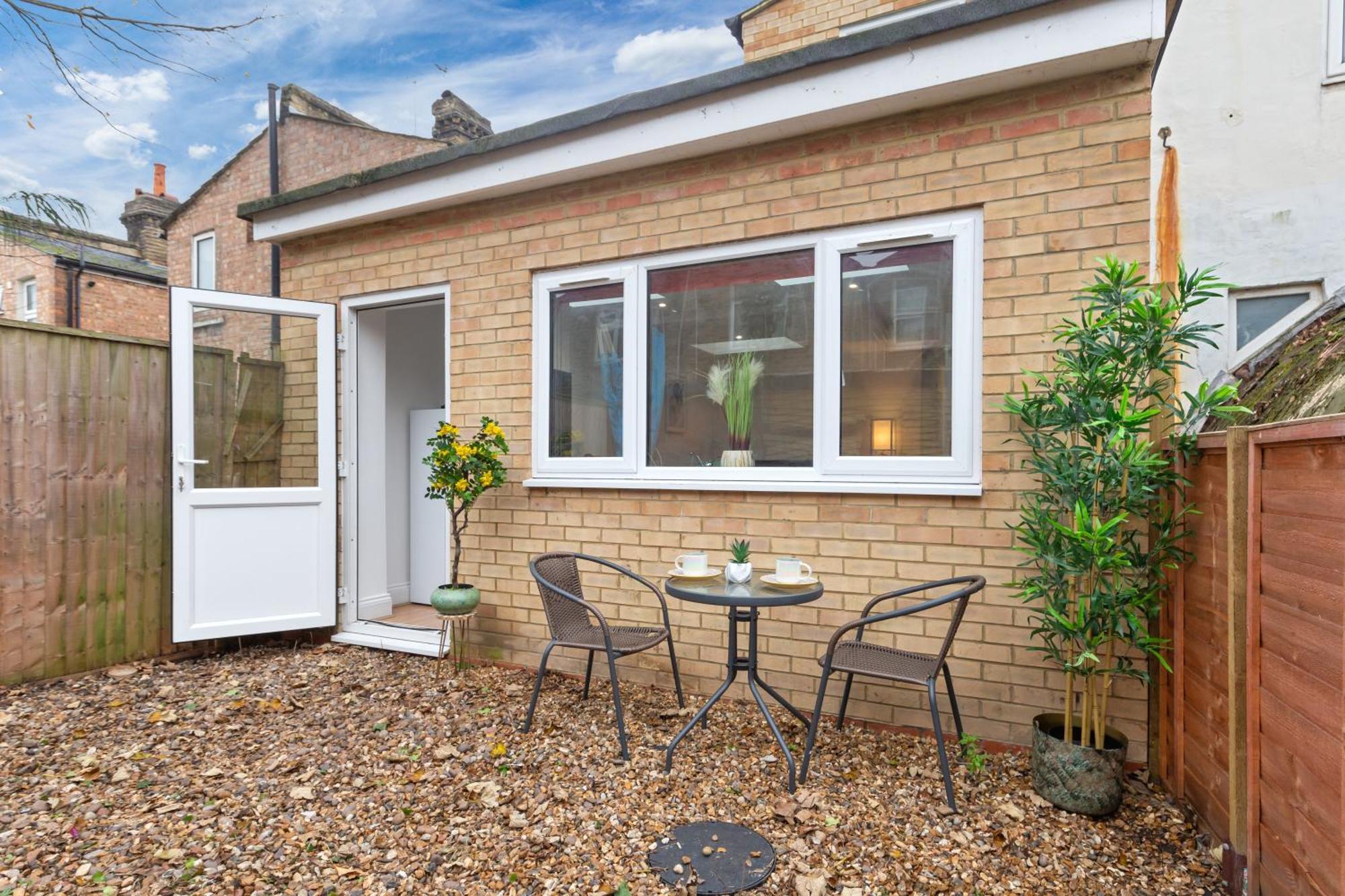 Immaculate 2-bed Flat Near London, With Garden & Parking Available- Save On Long Stays! Instant Book!