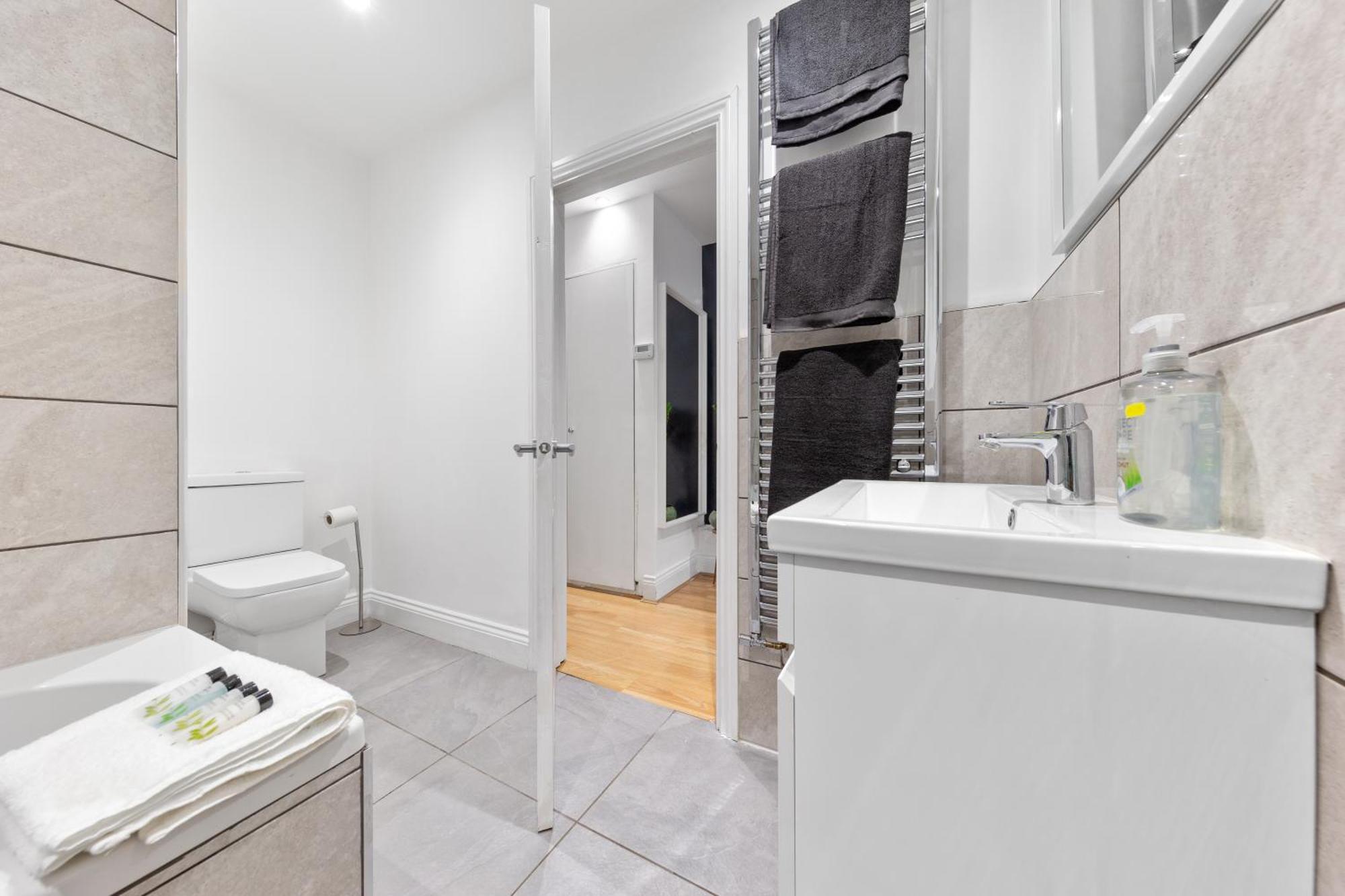 Immaculate 2-bed Flat Near London, With Garden & Parking Available- Save On Long Stays! Instant Book! Apartment *