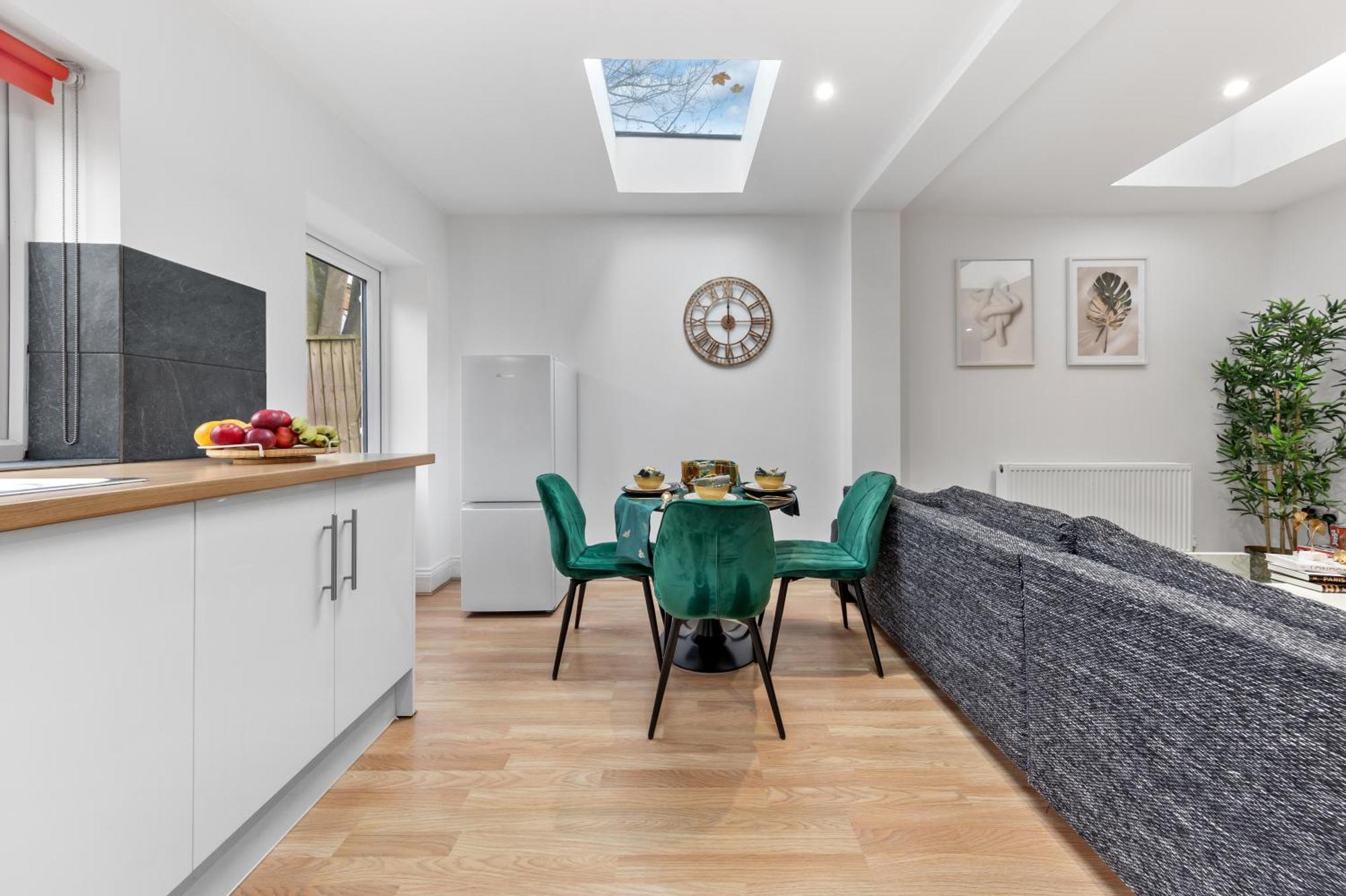 Immaculate 2-bed Flat Near London, With Garden & Parking Available- Save On Long Stays! Instant Book! London
