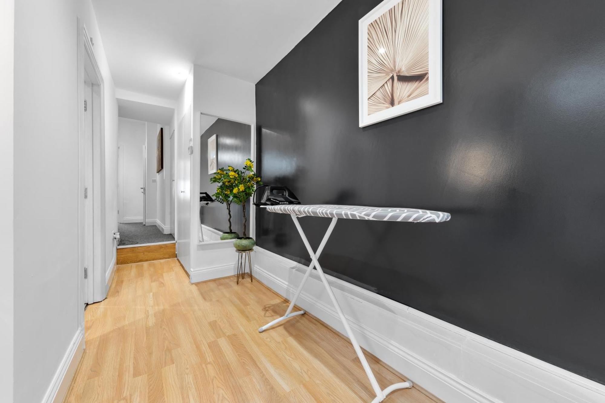 Immaculate 2-bed Flat Near London, With Garden & Parking Available- Save On Long Stays! Instant Book! Apartment *