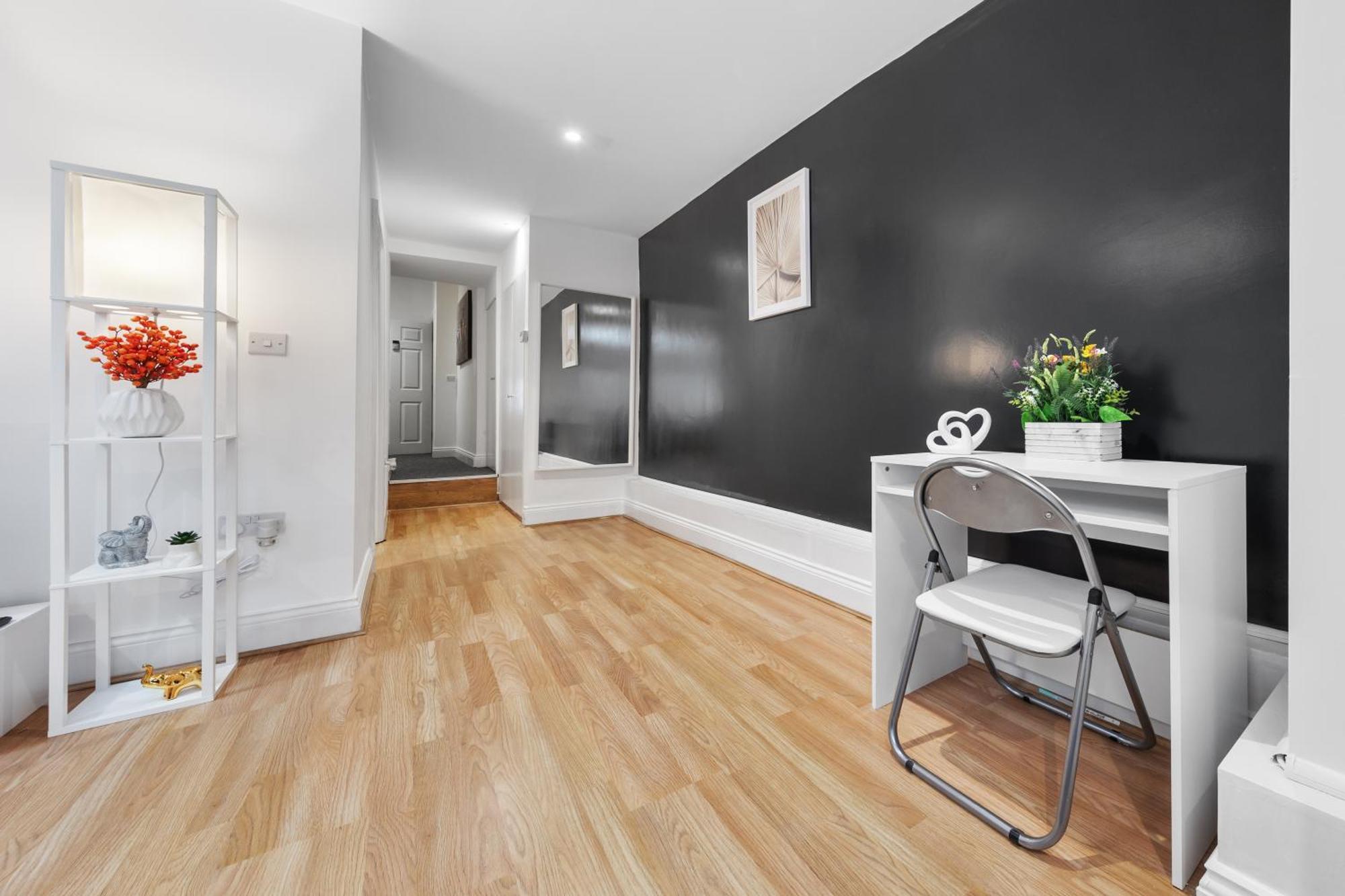 Immaculate 2-bed Flat Near London, With Garden & Parking Available- Save On Long Stays! Instant Book! * London