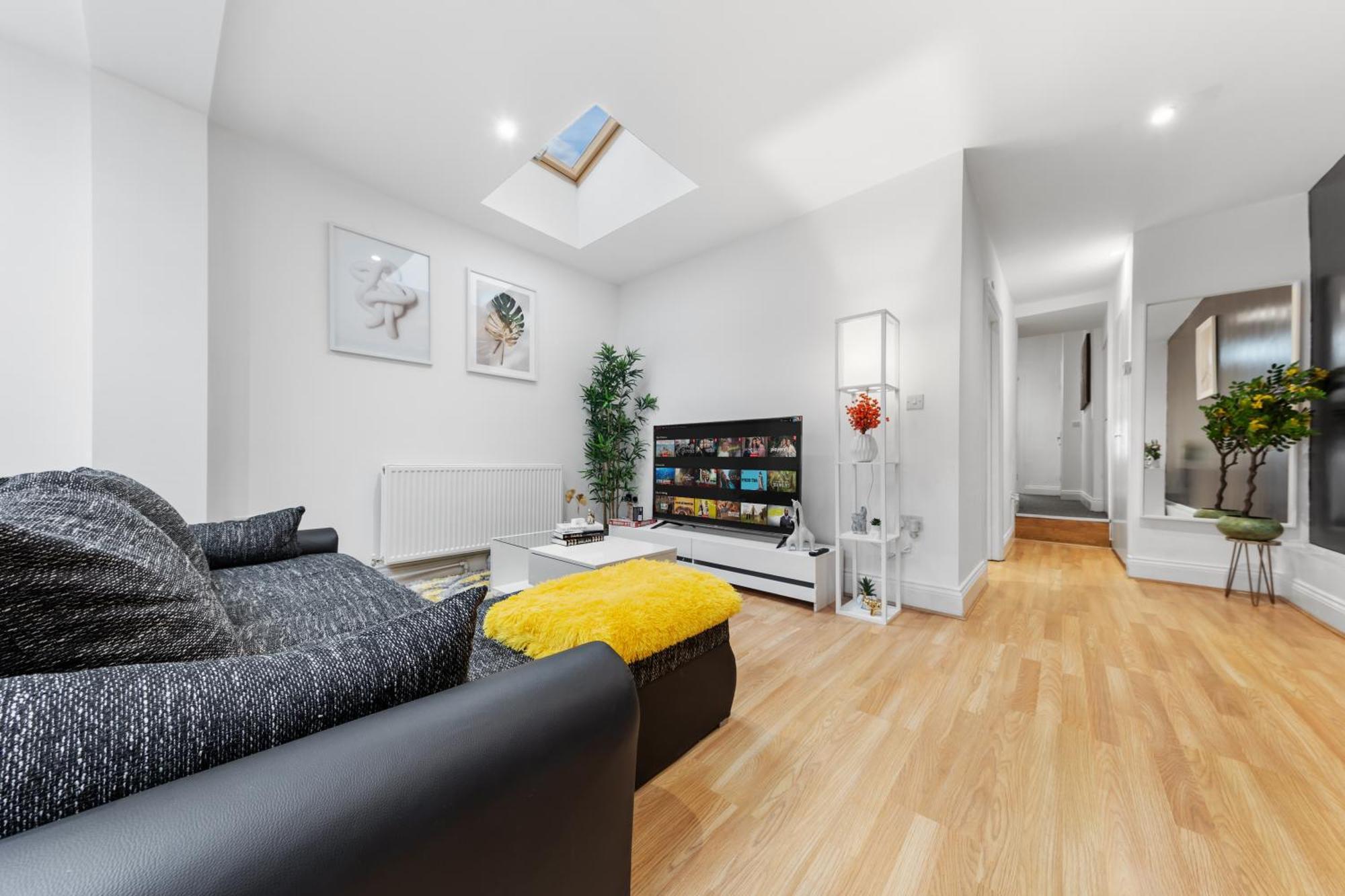 Apartment Immaculate 2-bed Flat Near London, With Garden & Parking Available- Save On Long Stays! Instant Book! London
