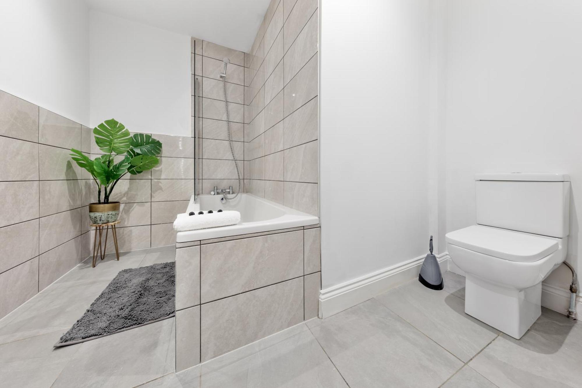 Immaculate 2-bed Flat Near London, With Garden & Parking Available- Save On Long Stays! Instant Book! * London