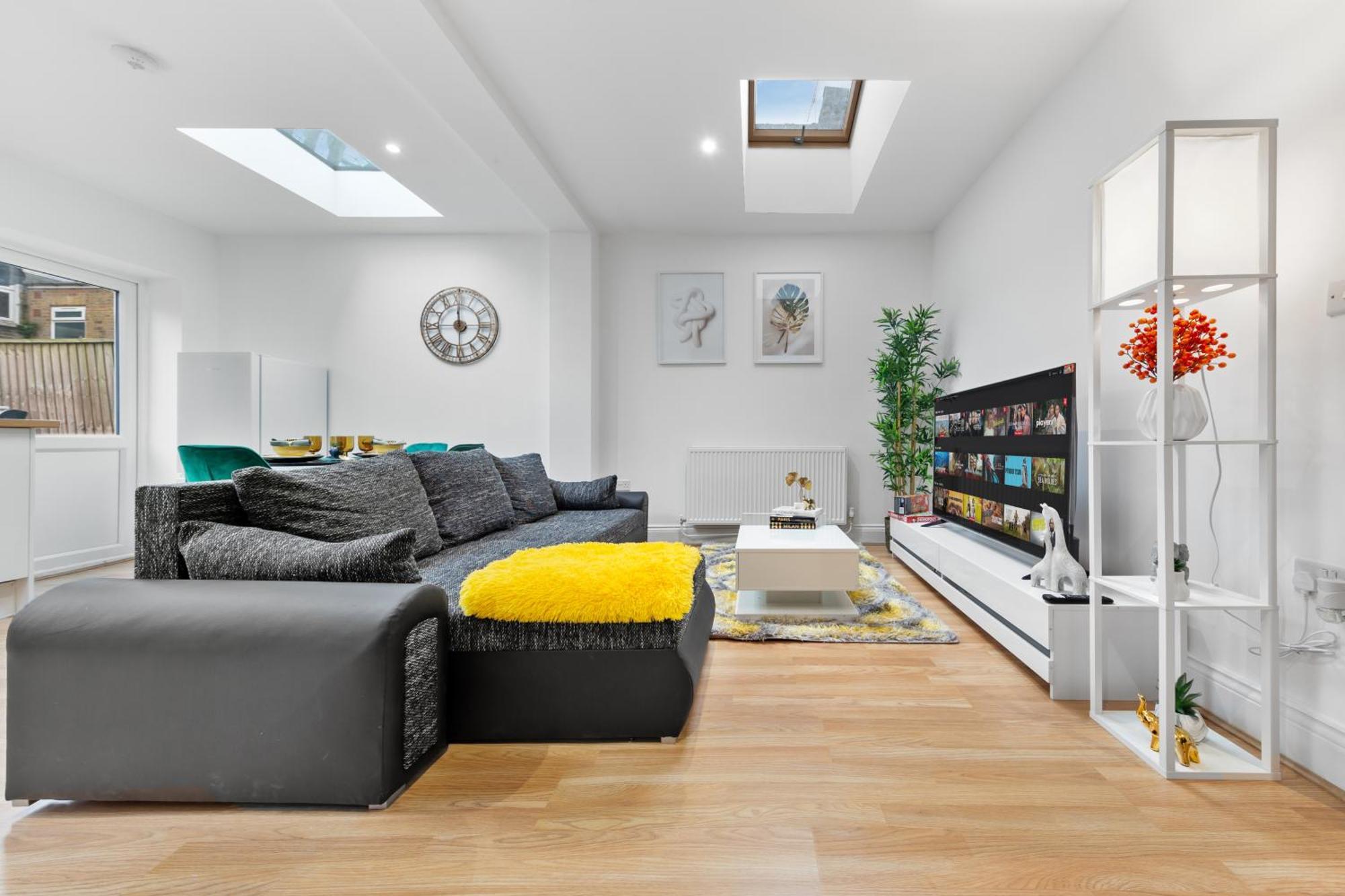 Immaculate 2-bed Flat Near London, With Garden & Parking Available- Save On Long Stays! Instant Book!