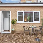 Immaculate 2-Bed Flat Near Central London, With Garden & Parking Available- Save On Long Stays! Instant Book!