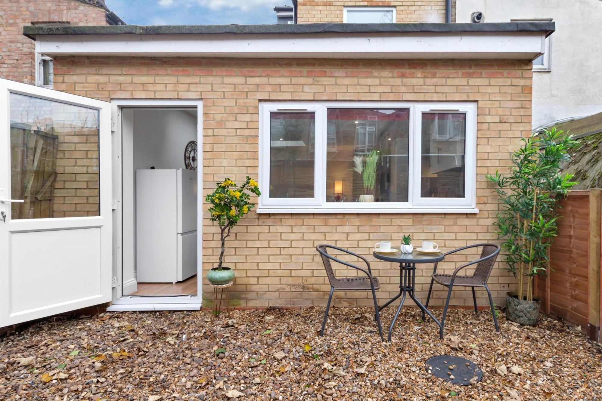 Appartamento Immaculate 2-bed Flat Near London, With Garden & Parking Available- Save On Long Stays! Instant Book! Londra