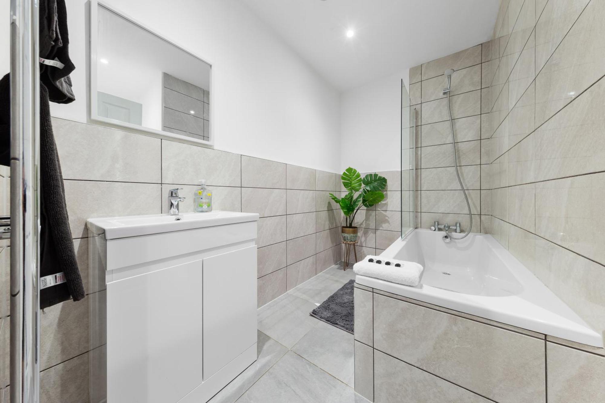 Immaculate 2-bed Flat Near London, With Garden & Parking Available- Save On Long Stays! Instant Book! Appartamento *