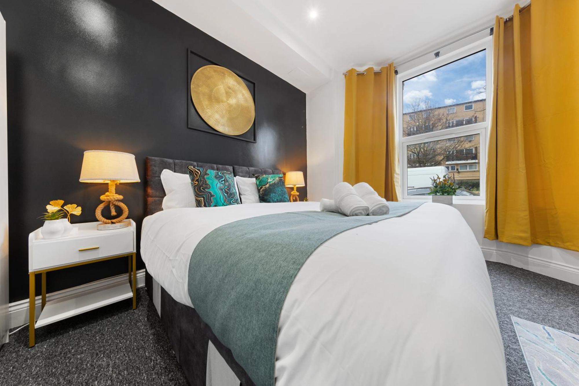 Immaculate 2-bed Flat Near London, With Garden & Parking Available- Save On Long Stays! Instant Book! Appartamento Londra