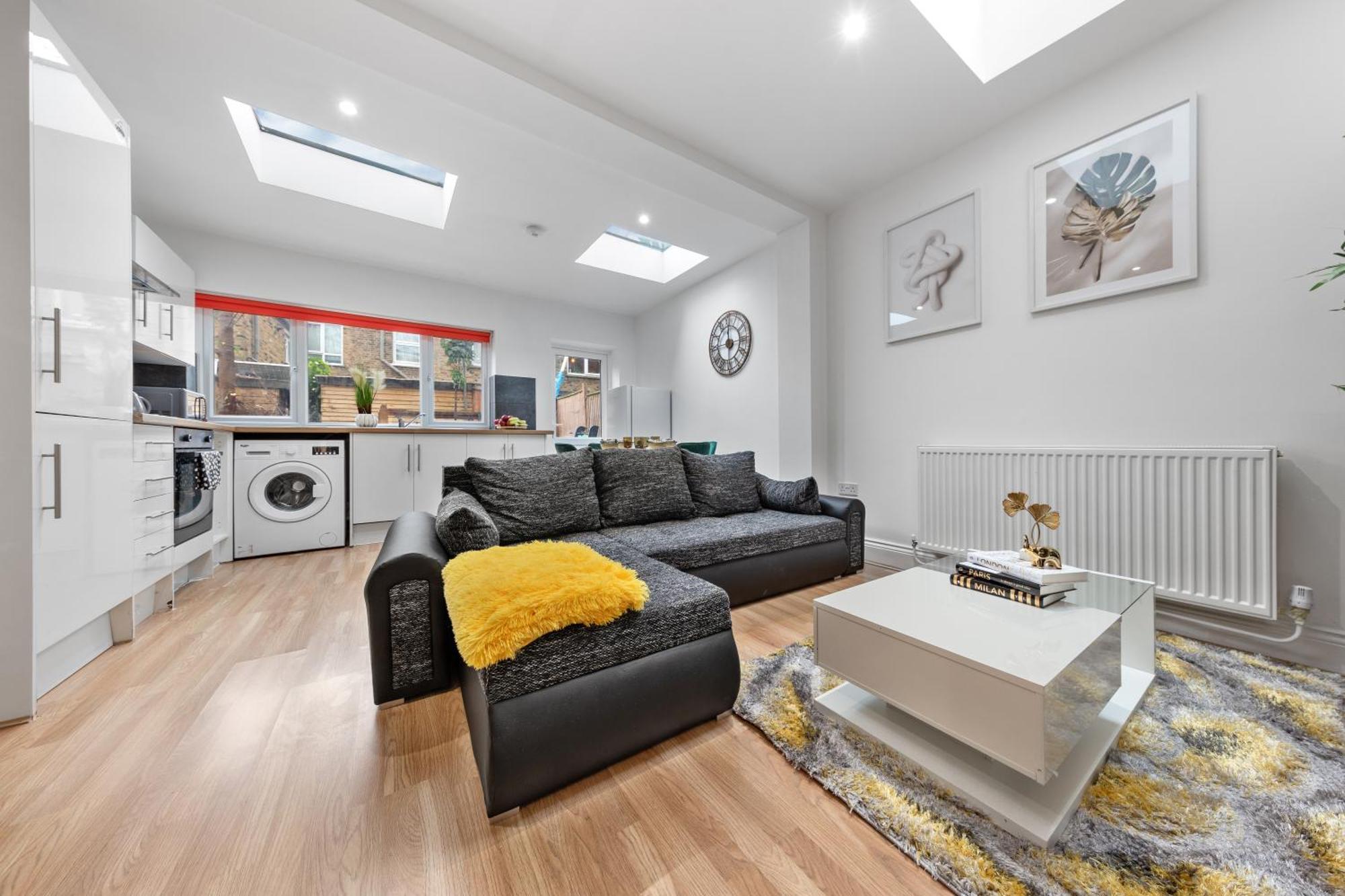 Immaculate 2-bed Flat Near London, With Garden & Parking Available- Save On Long Stays! Instant Book! *