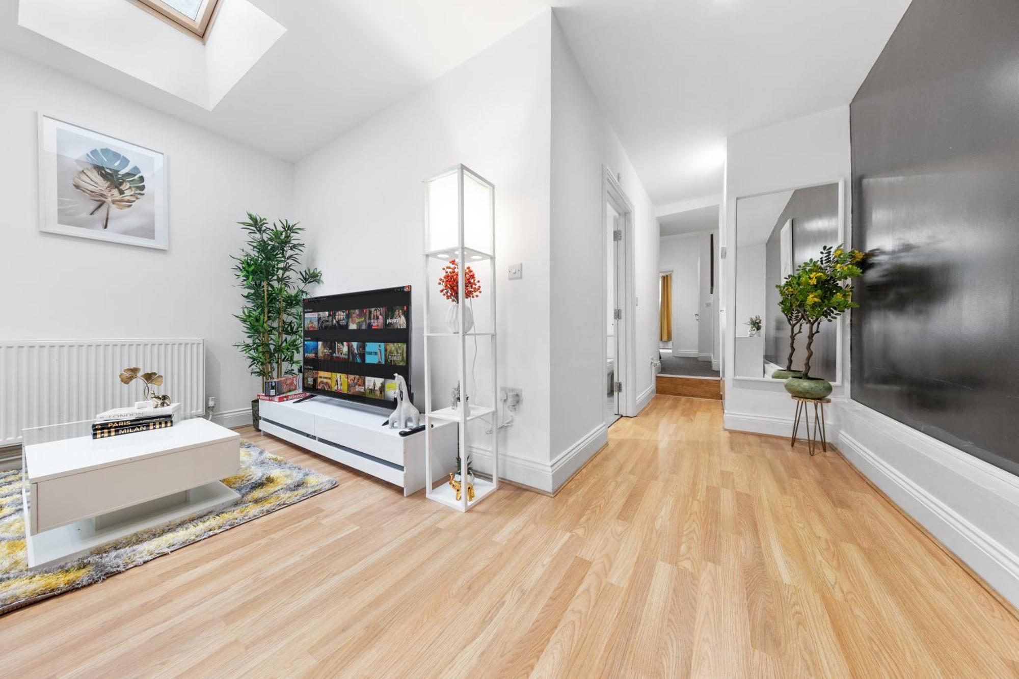 Immaculate 2-bed Flat Near London, With Garden & Parking Available- Save On Long Stays! Instant Book! Appartamento