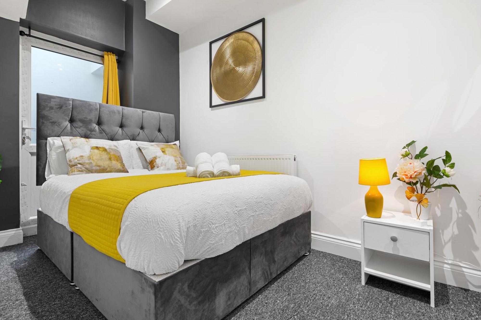 Appartamento Immaculate 2-bed Flat Near London, With Garden & Parking Available- Save On Long Stays! Instant Book! *