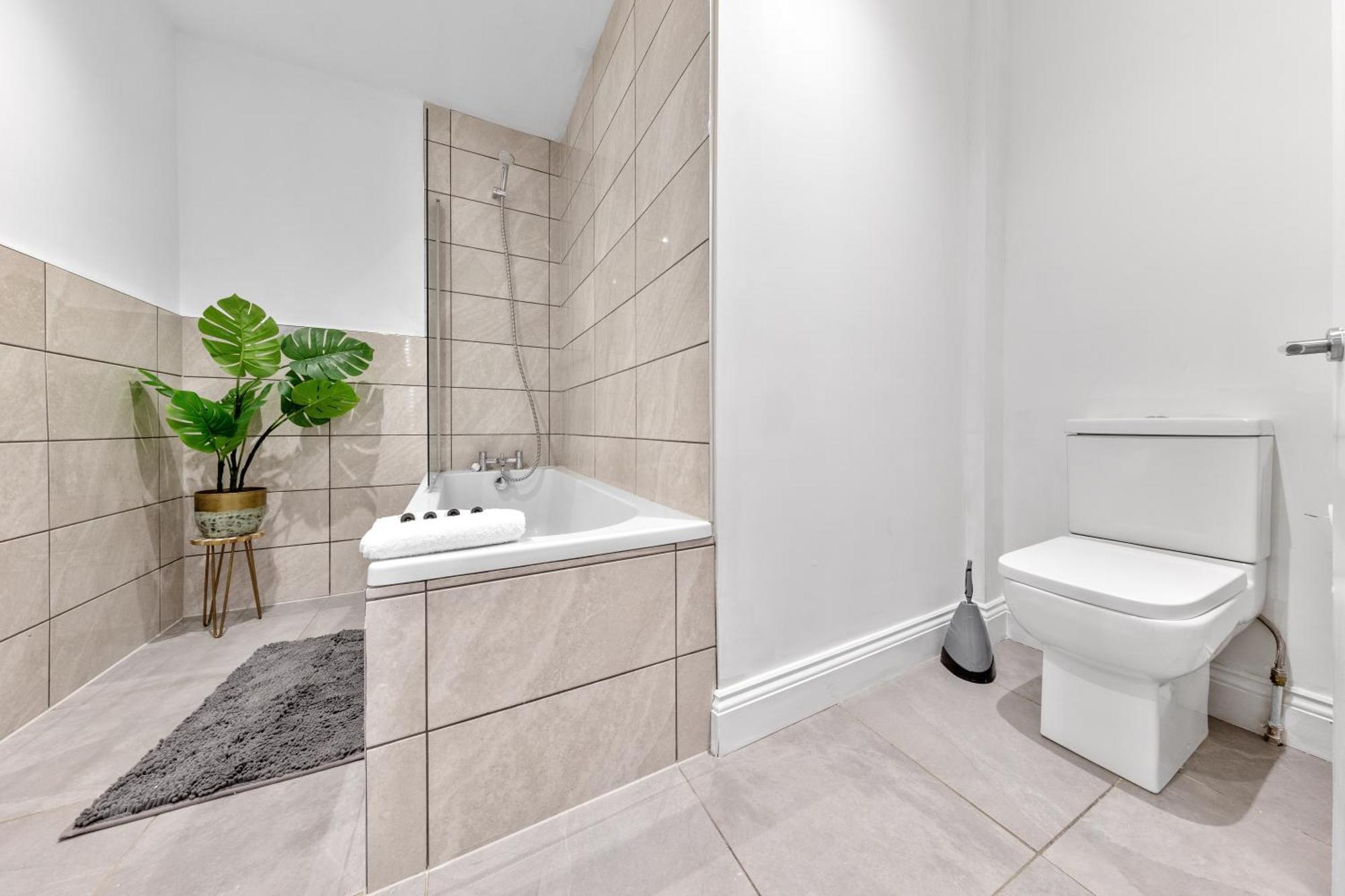 Immaculate 2-bed Flat Near London, With Garden & Parking Available- Save On Long Stays! Instant Book! *