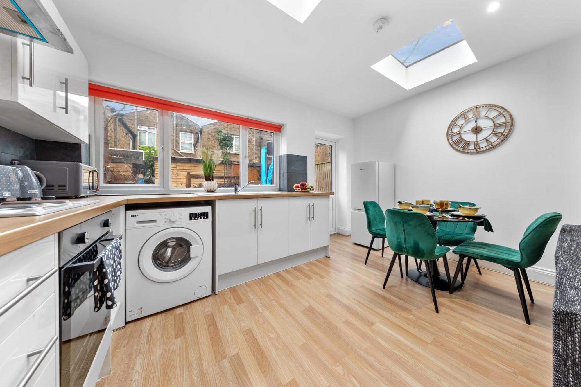 Immaculate 2-bed Flat Near London, With Garden & Parking Available- Save On Long Stays! Instant Book! Londra