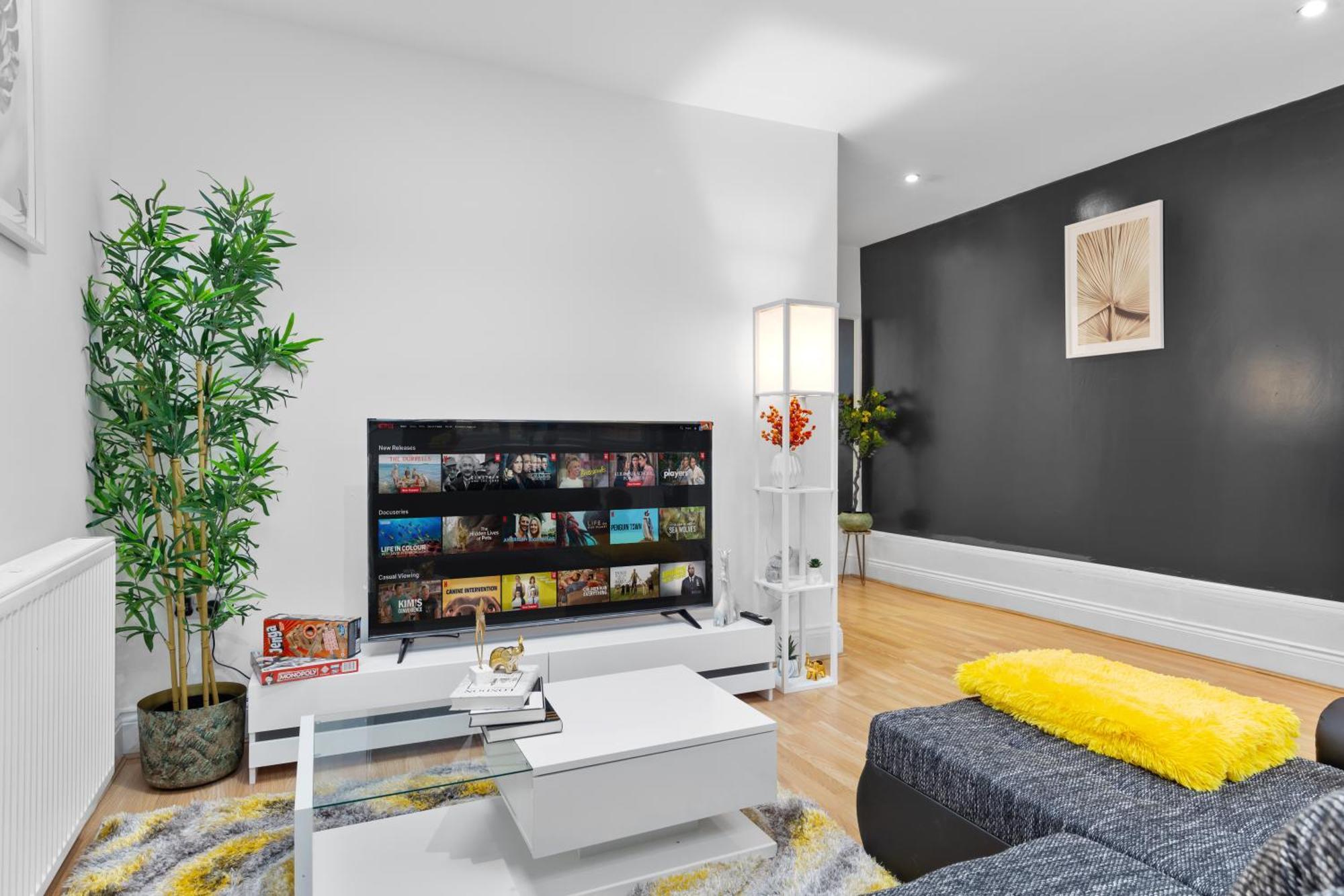 Immaculate 2-bed Flat Near London, With Garden & Parking Available- Save On Long Stays! Instant Book! * Londra