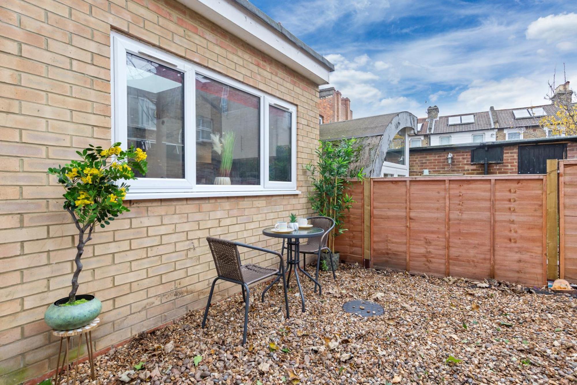 Immaculate 2-bed Flat Near London, With Garden & Parking Available- Save On Long Stays! Instant Book!