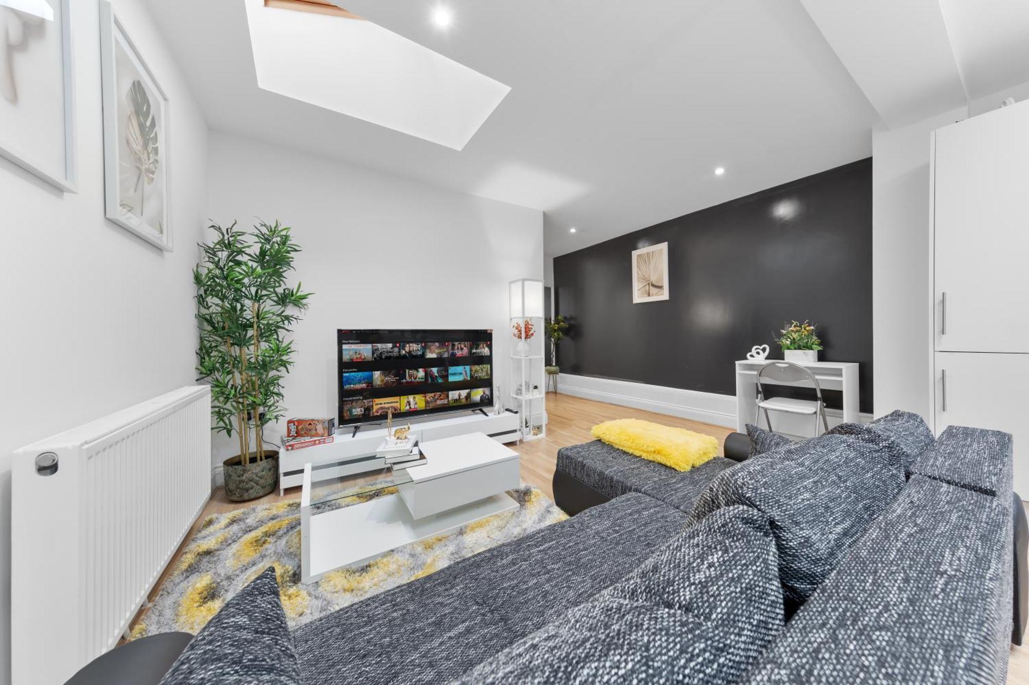 Immaculate 2-bed Flat Near London, With Garden & Parking Available- Save On Long Stays! Instant Book! Appartamento