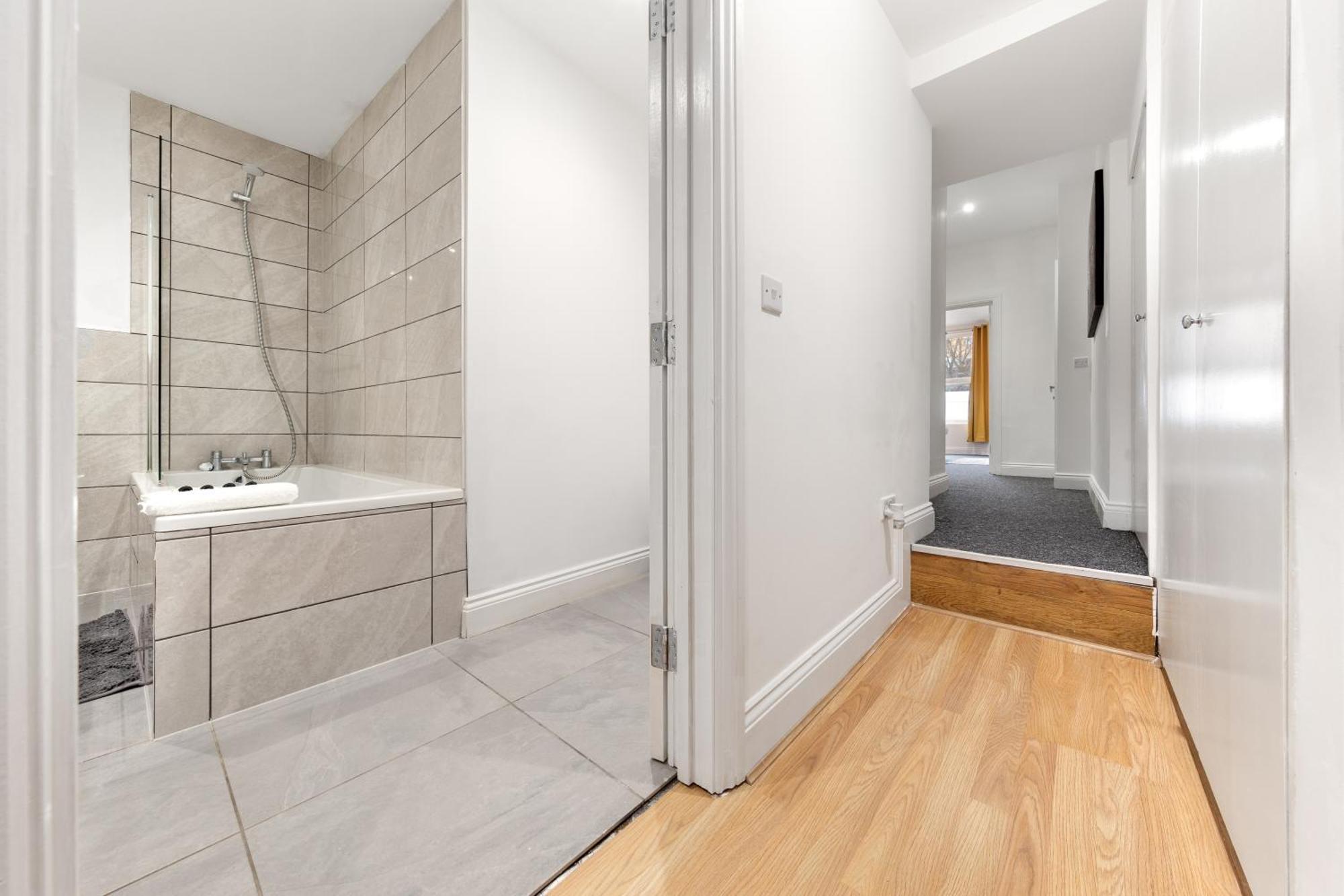 Immaculate 2-bed Flat Near London, With Garden & Parking Available- Save On Long Stays! Instant Book! *