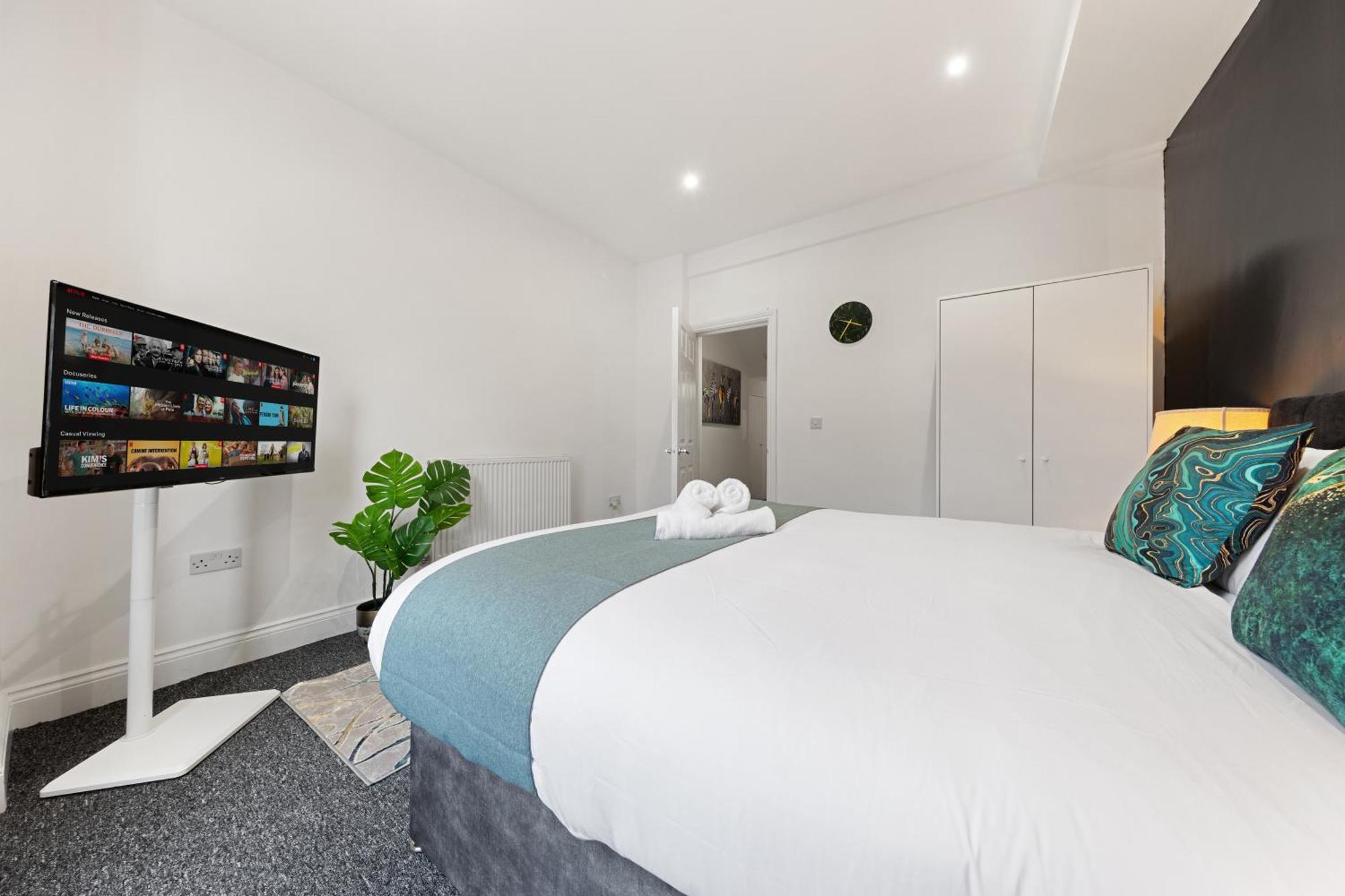 Immaculate 2-bed Flat Near London, With Garden & Parking Available- Save On Long Stays! Instant Book!