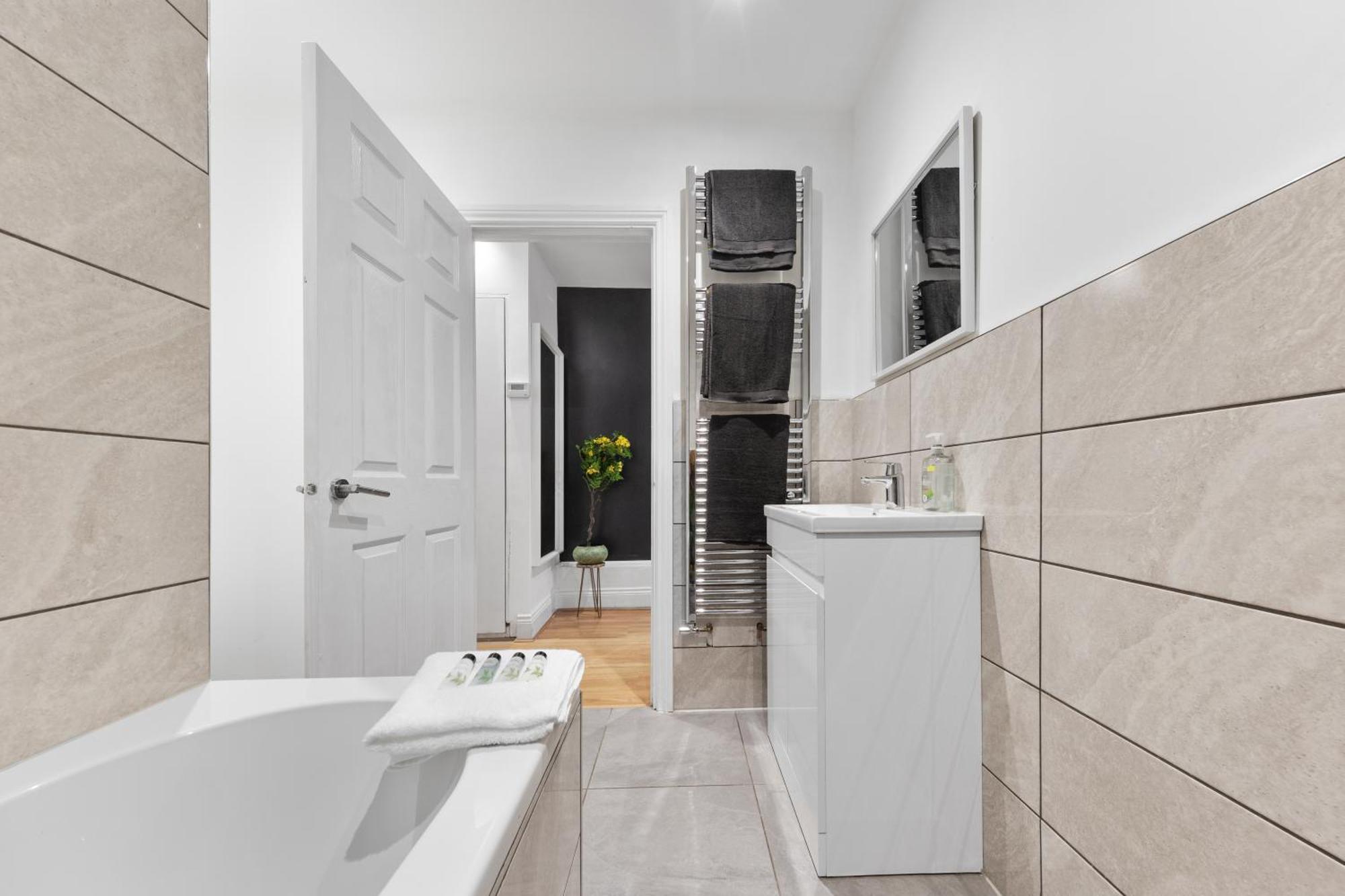 Appartamento Immaculate 2-bed Flat Near London, With Garden & Parking Available- Save On Long Stays! Instant Book! *