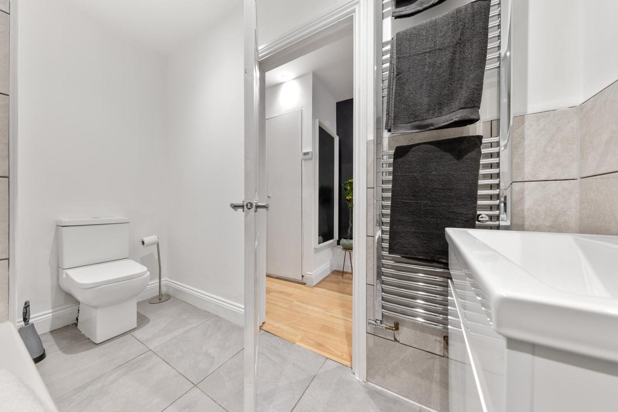 Immaculate 2-bed Flat Near London, With Garden & Parking Available- Save On Long Stays! Instant Book! *