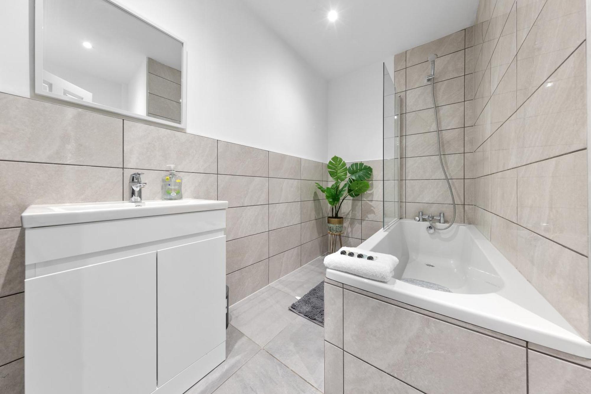 Immaculate 2-bed Flat Near London, With Garden & Parking Available- Save On Long Stays! Instant Book! Londra