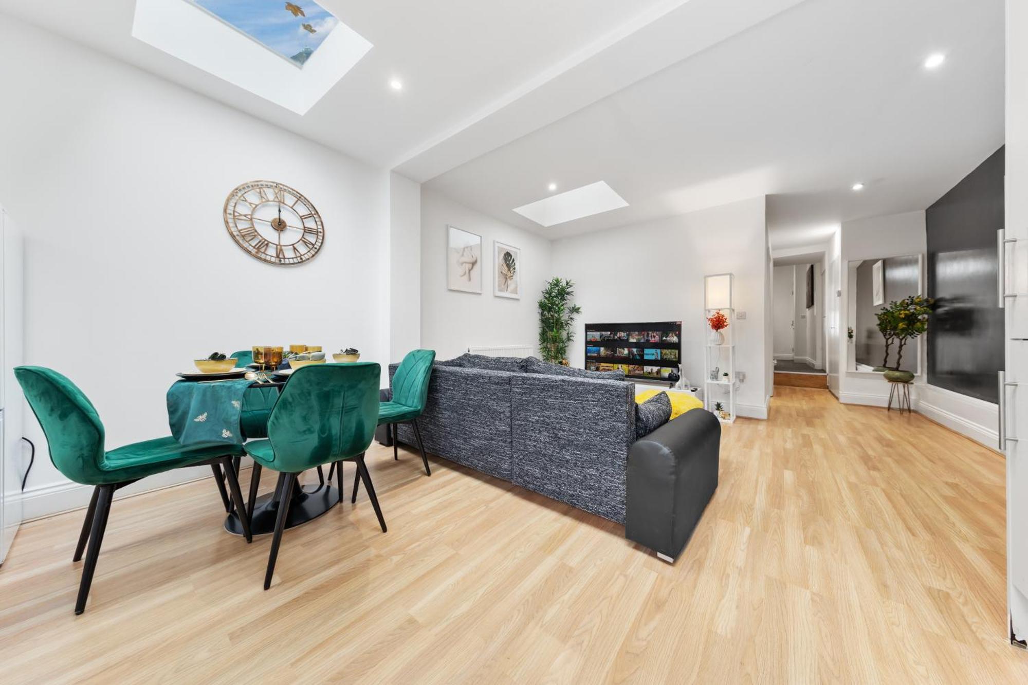 Immaculate 2-bed Flat Near London, With Garden & Parking Available- Save On Long Stays! Instant Book! * Londra