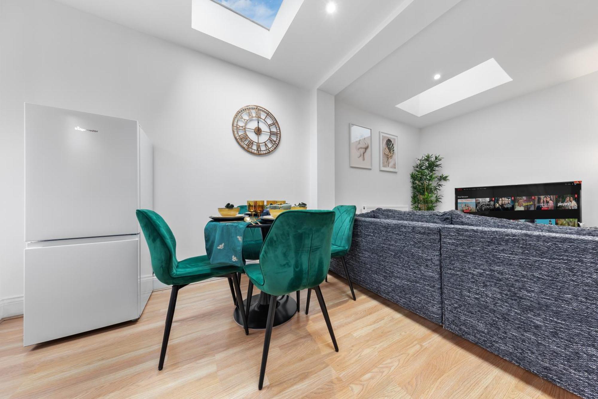 Immaculate 2-bed Flat Near London, With Garden & Parking Available- Save On Long Stays! Instant Book!