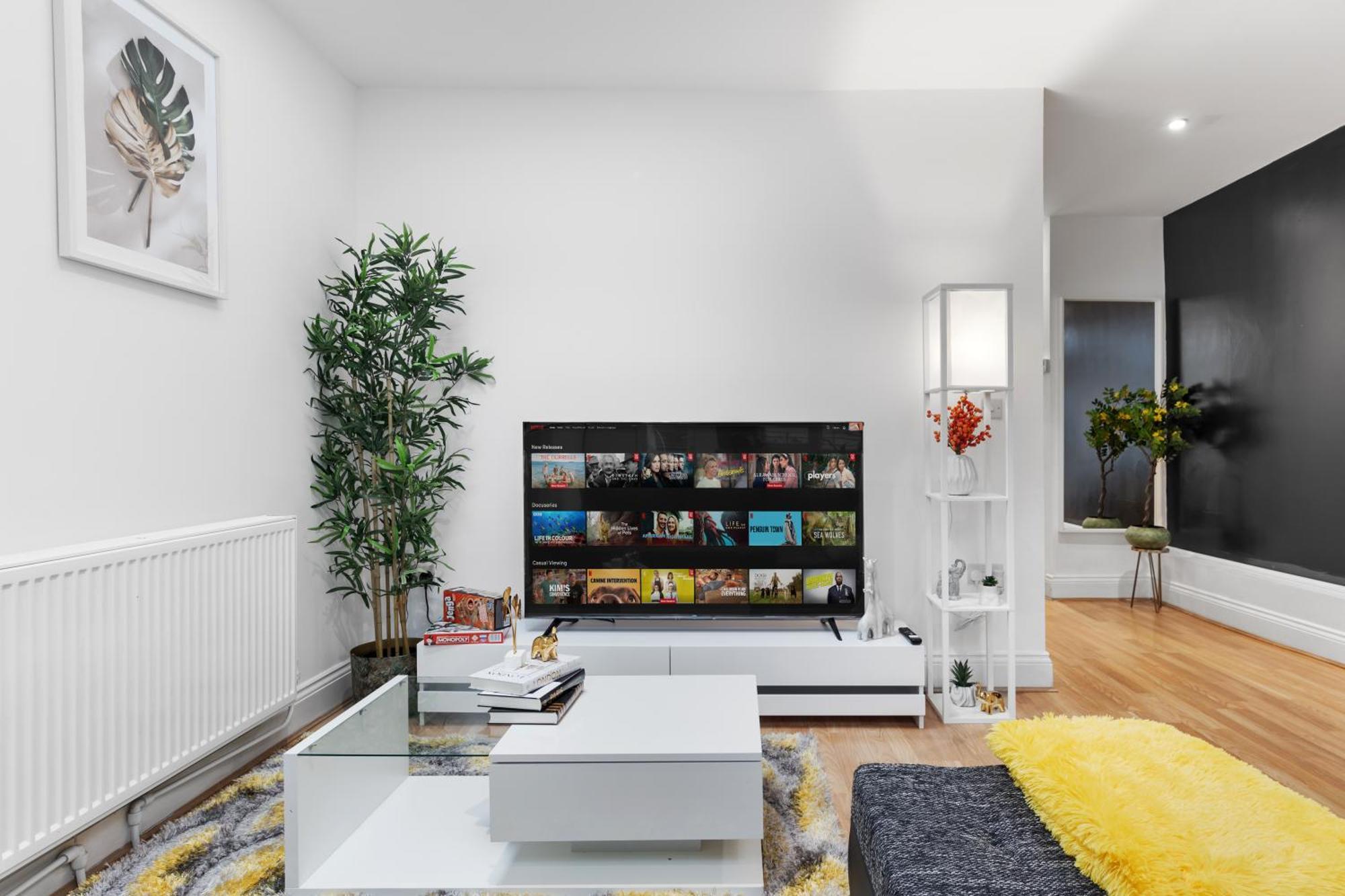 Immaculate 2-bed Flat Near London, With Garden & Parking Available- Save On Long Stays! Instant Book! Appartamento