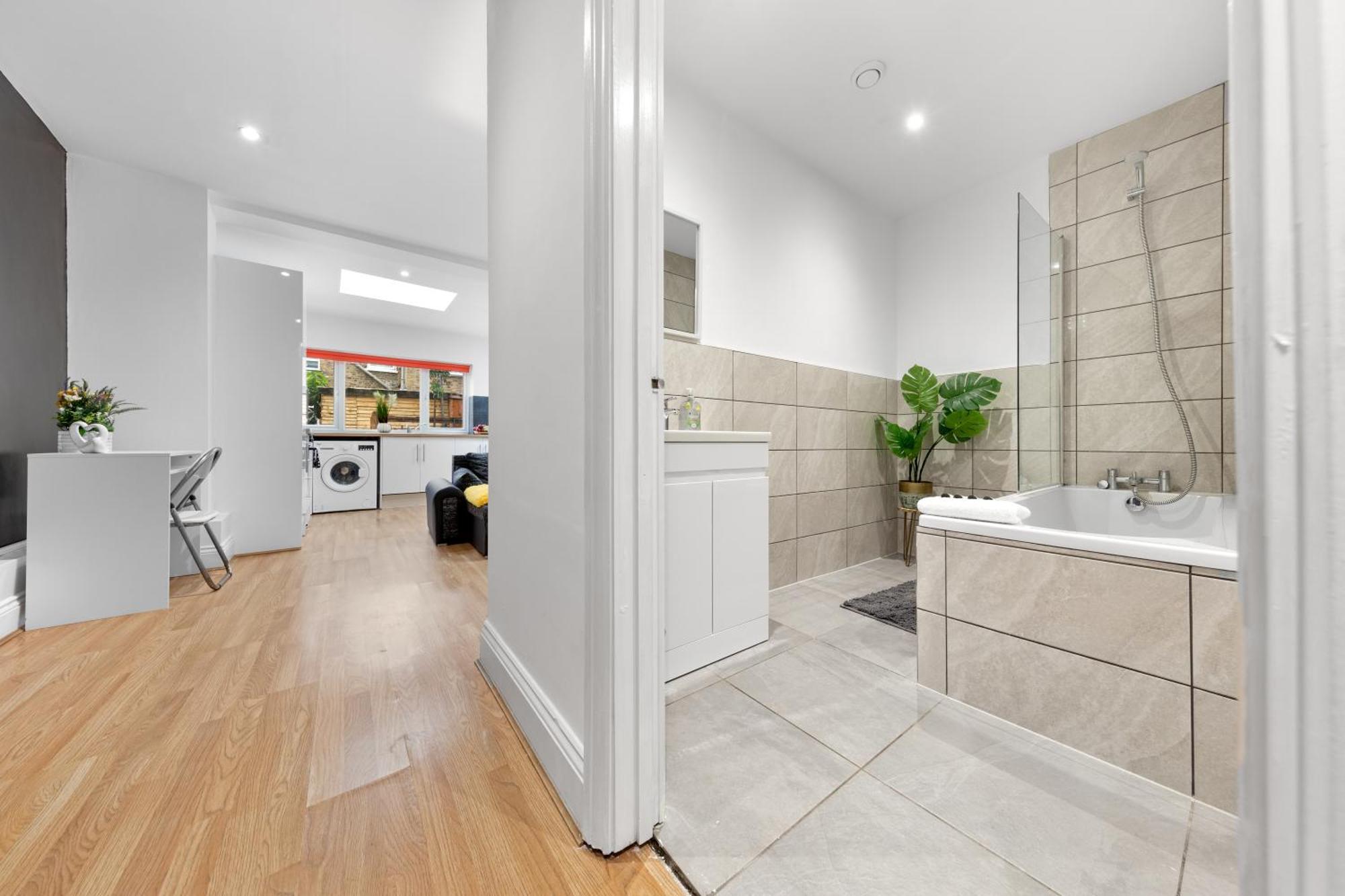 Appartamento Immaculate 2-bed Flat Near London, With Garden & Parking Available- Save On Long Stays! Instant Book!
