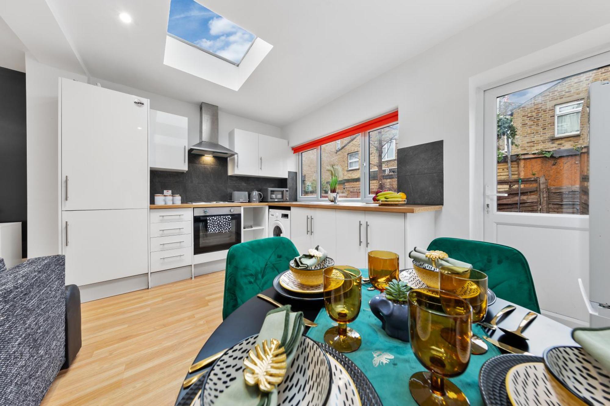 Immaculate 2-bed Flat Near London, With Garden & Parking Available- Save On Long Stays! Instant Book! Appartamento *
