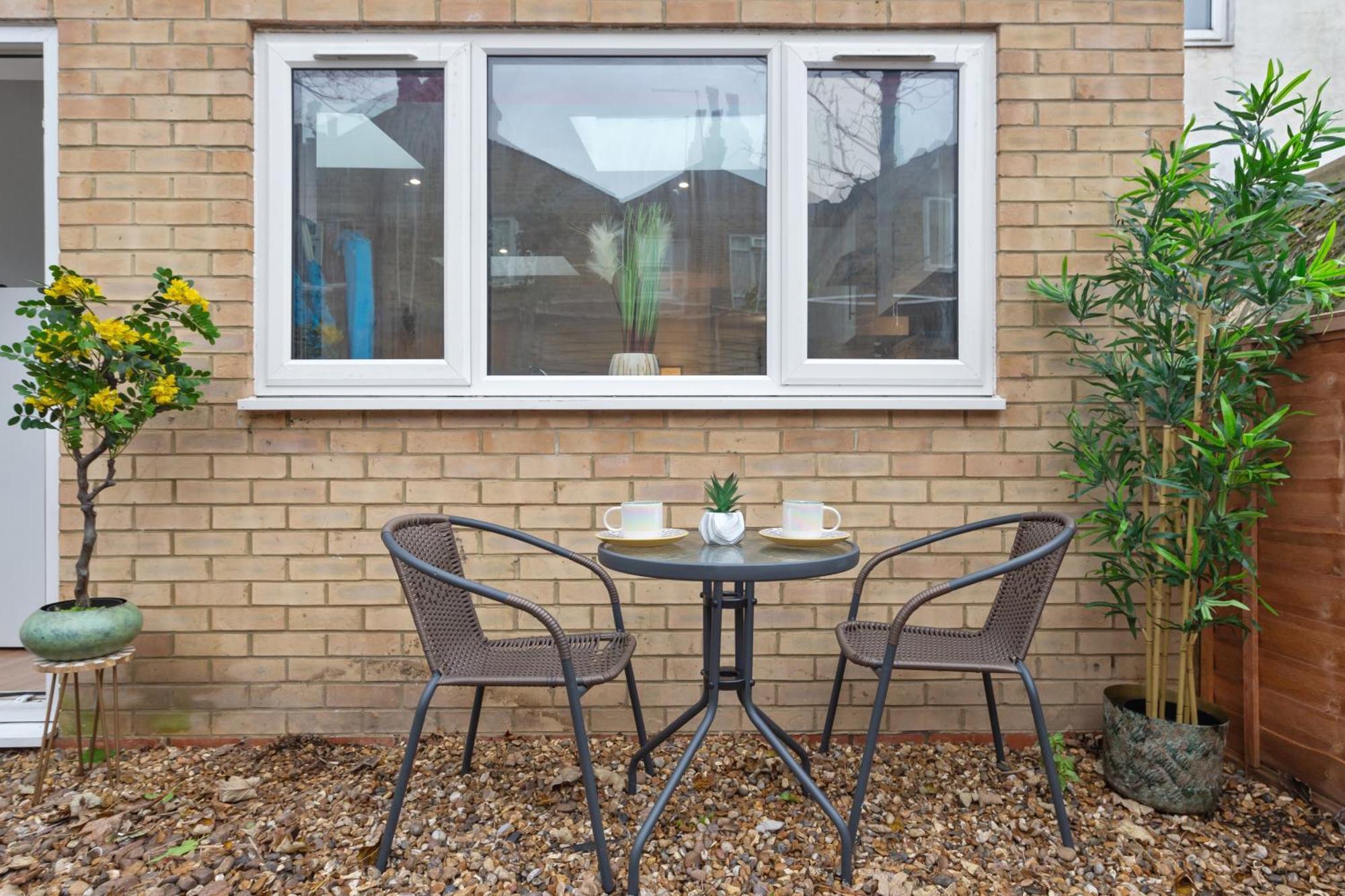 Immaculate 2-bed Flat Near London, With Garden & Parking Available- Save On Long Stays! Instant Book! *