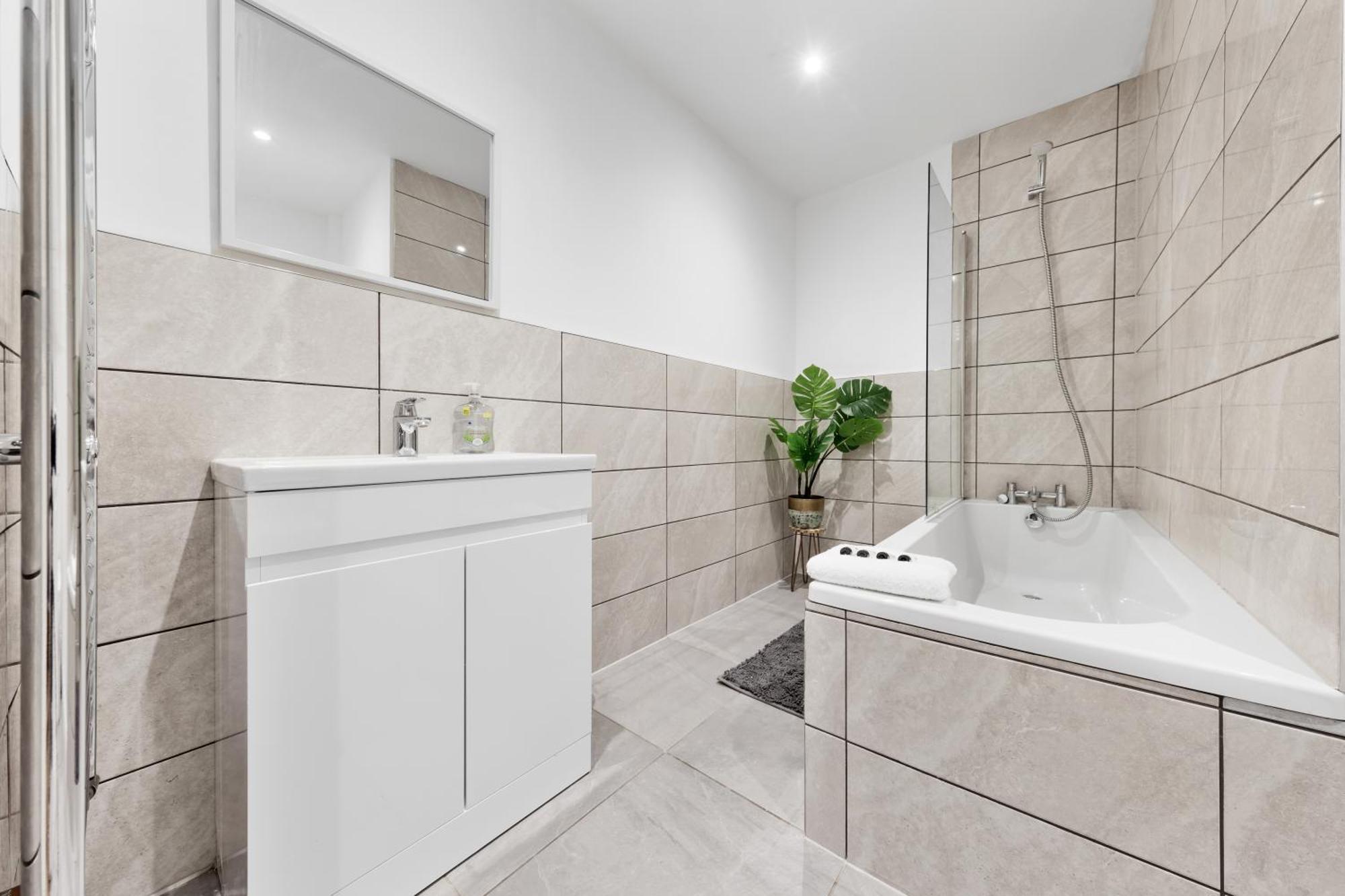 Immaculate 2-bed Flat Near London, With Garden & Parking Available- Save On Long Stays! Instant Book! * Londra