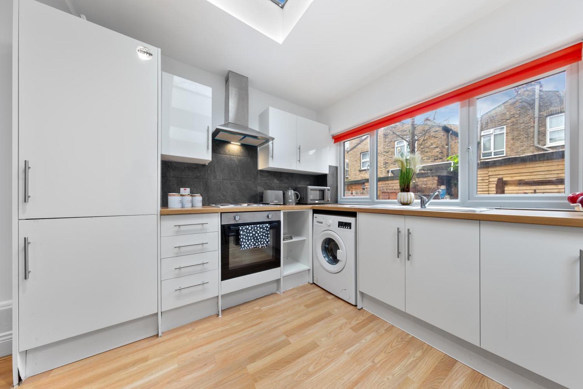 Immaculate 2-bed Flat Near London, With Garden & Parking Available- Save On Long Stays! Instant Book!