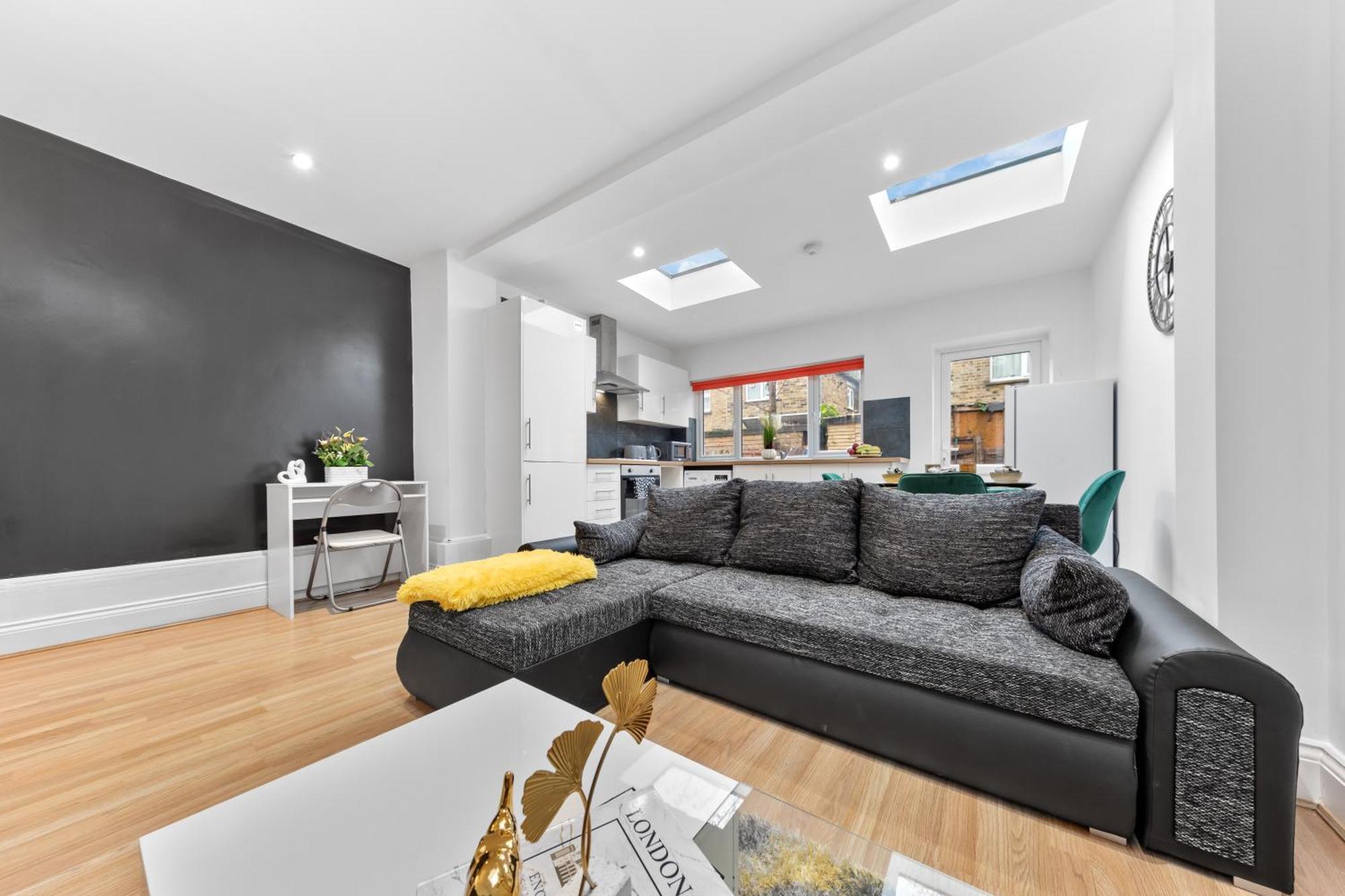Immaculate 2-bed Flat Near London, With Garden & Parking Available- Save On Long Stays! Instant Book! Appartamento