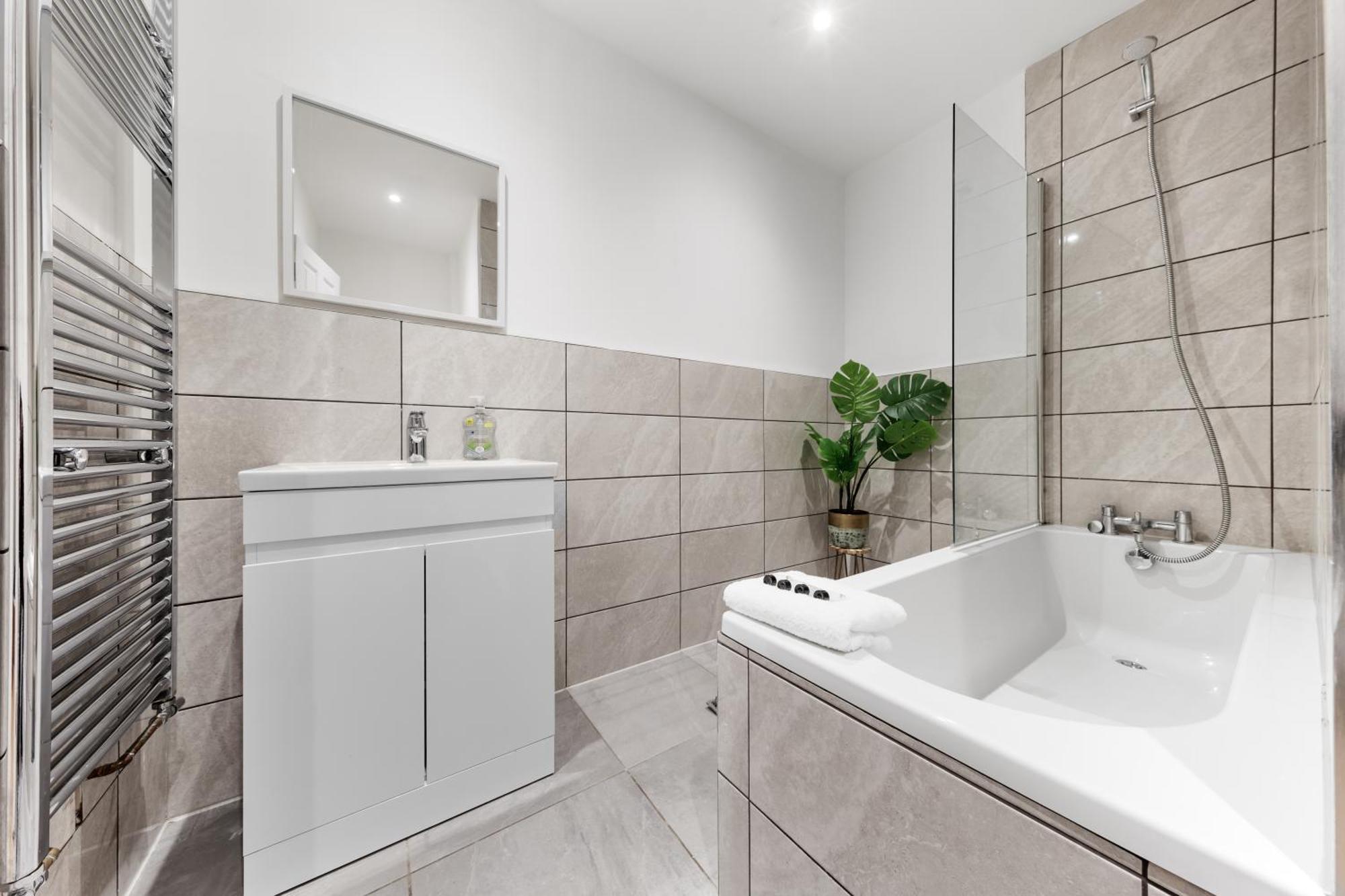 Appartamento Immaculate 2-bed Flat Near London, With Garden & Parking Available- Save On Long Stays! Instant Book!