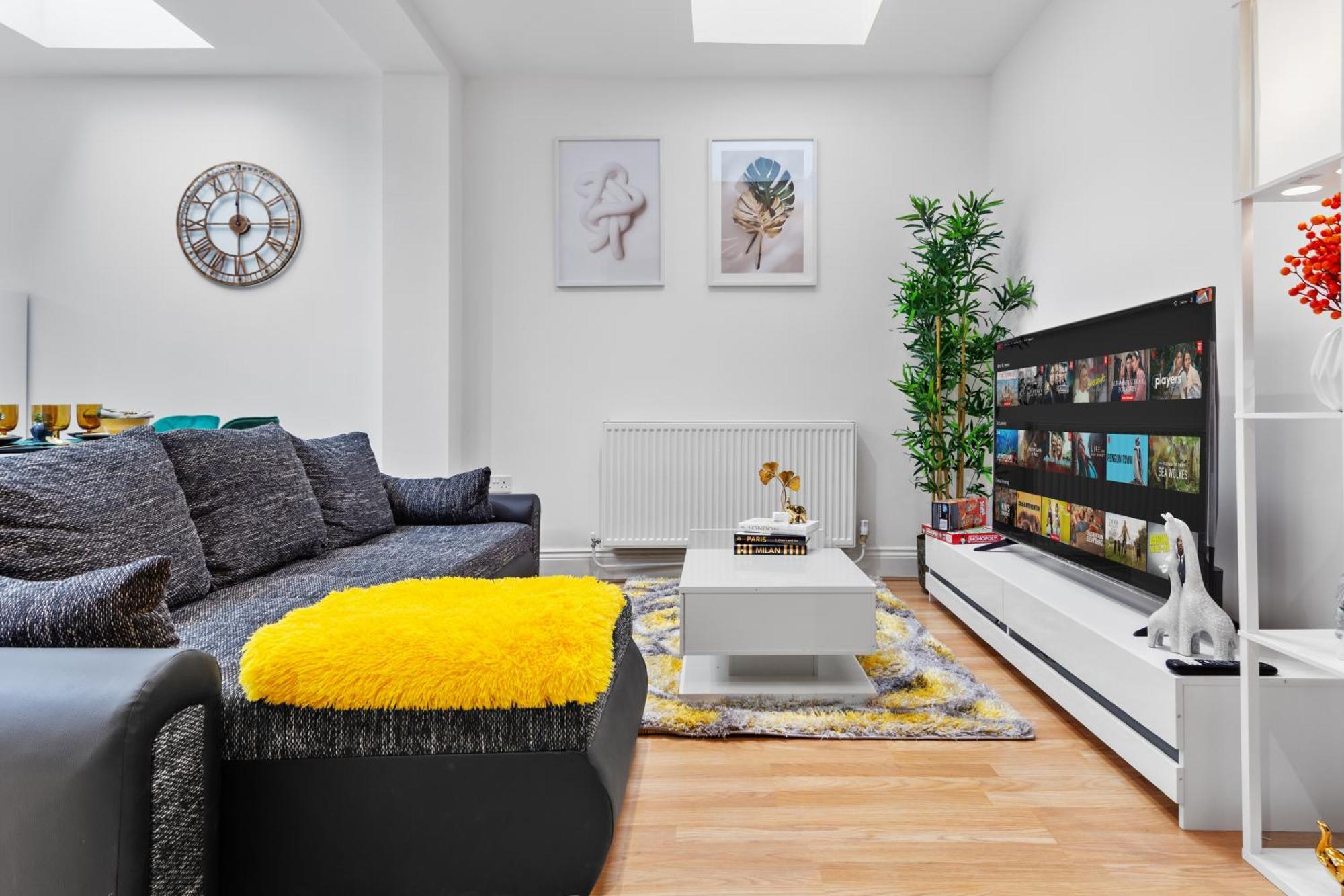 Immaculate 2-bed Flat Near London, With Garden & Parking Available- Save On Long Stays! Instant Book! Appartamento *