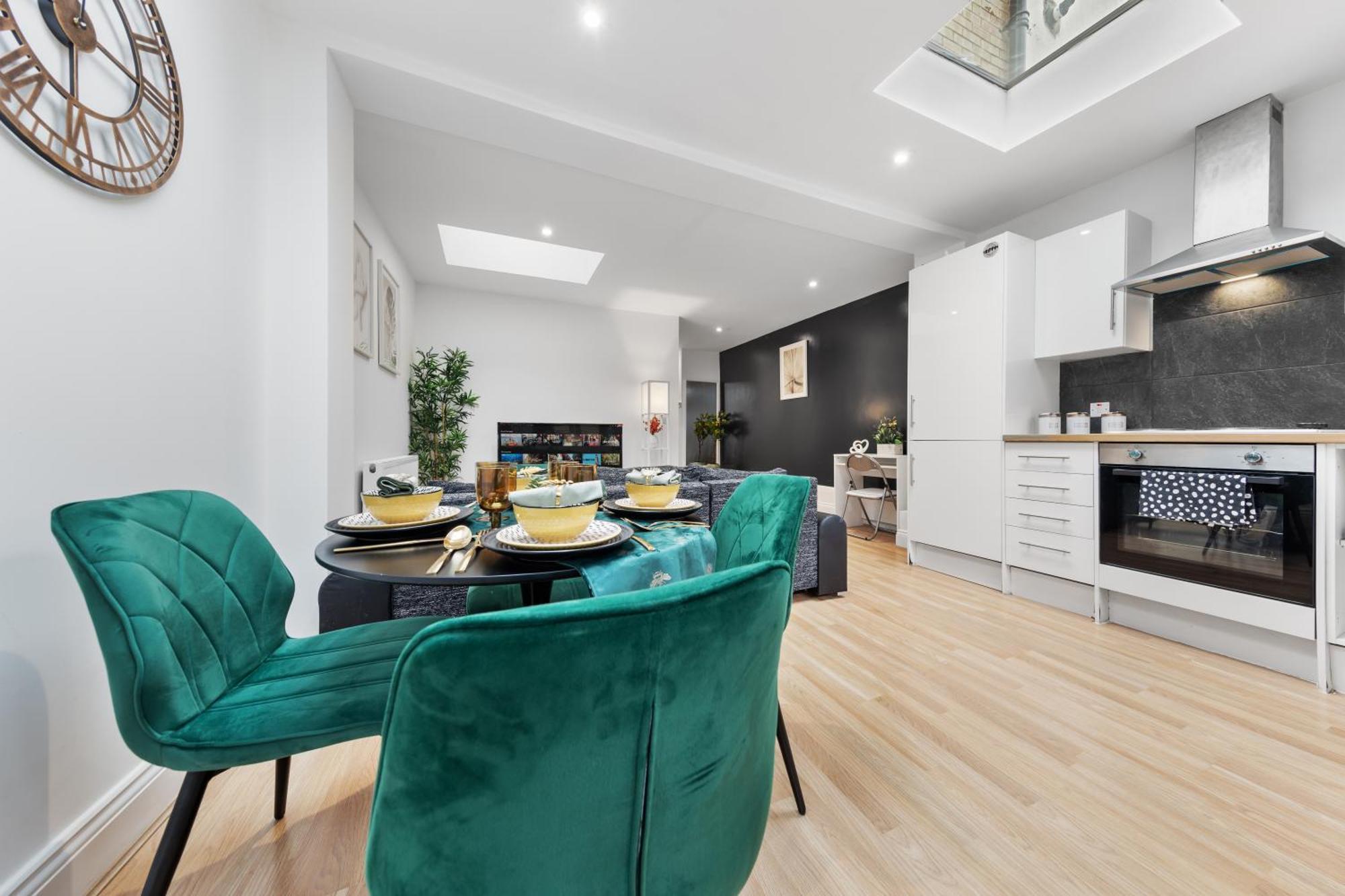 Appartamento Immaculate 2-bed Flat Near London, With Garden & Parking Available- Save On Long Stays! Instant Book! *