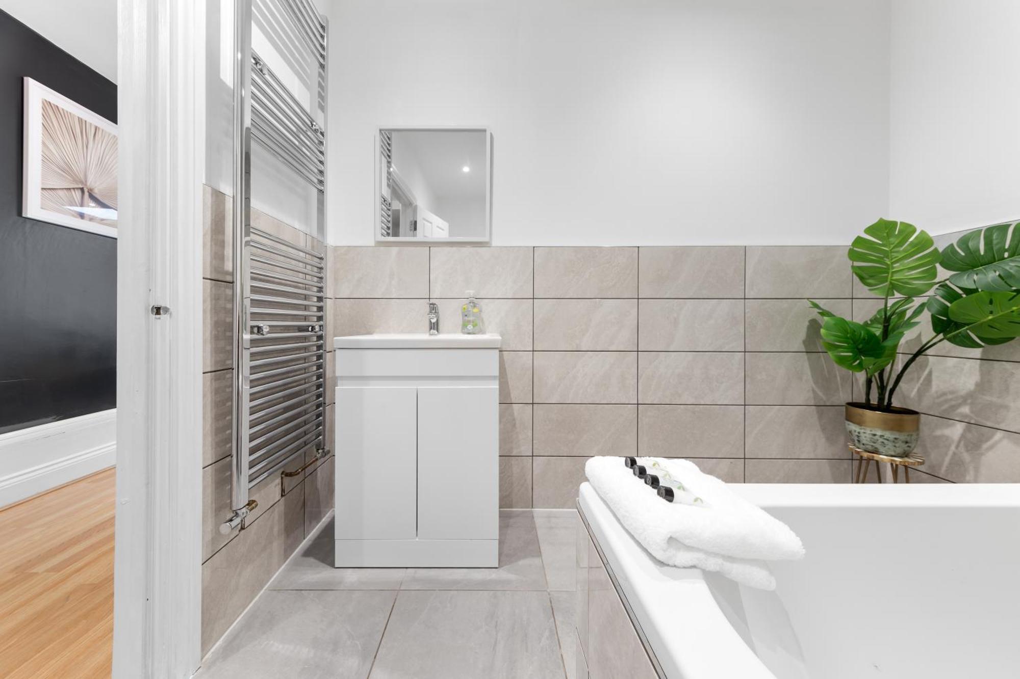 Immaculate 2-bed Flat Near London, With Garden & Parking Available- Save On Long Stays! Instant Book! Appartamento Londra