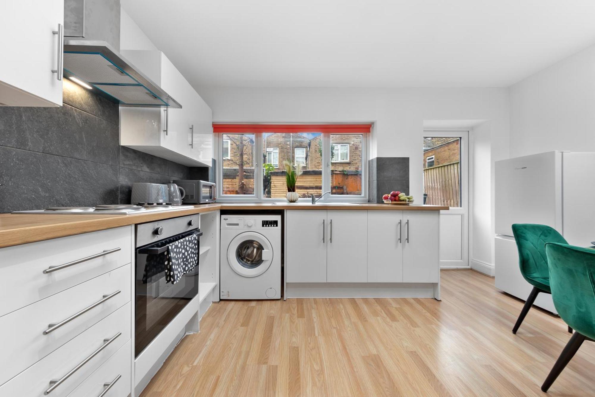 Immaculate 2-bed Flat Near London, With Garden & Parking Available- Save On Long Stays! Instant Book! *