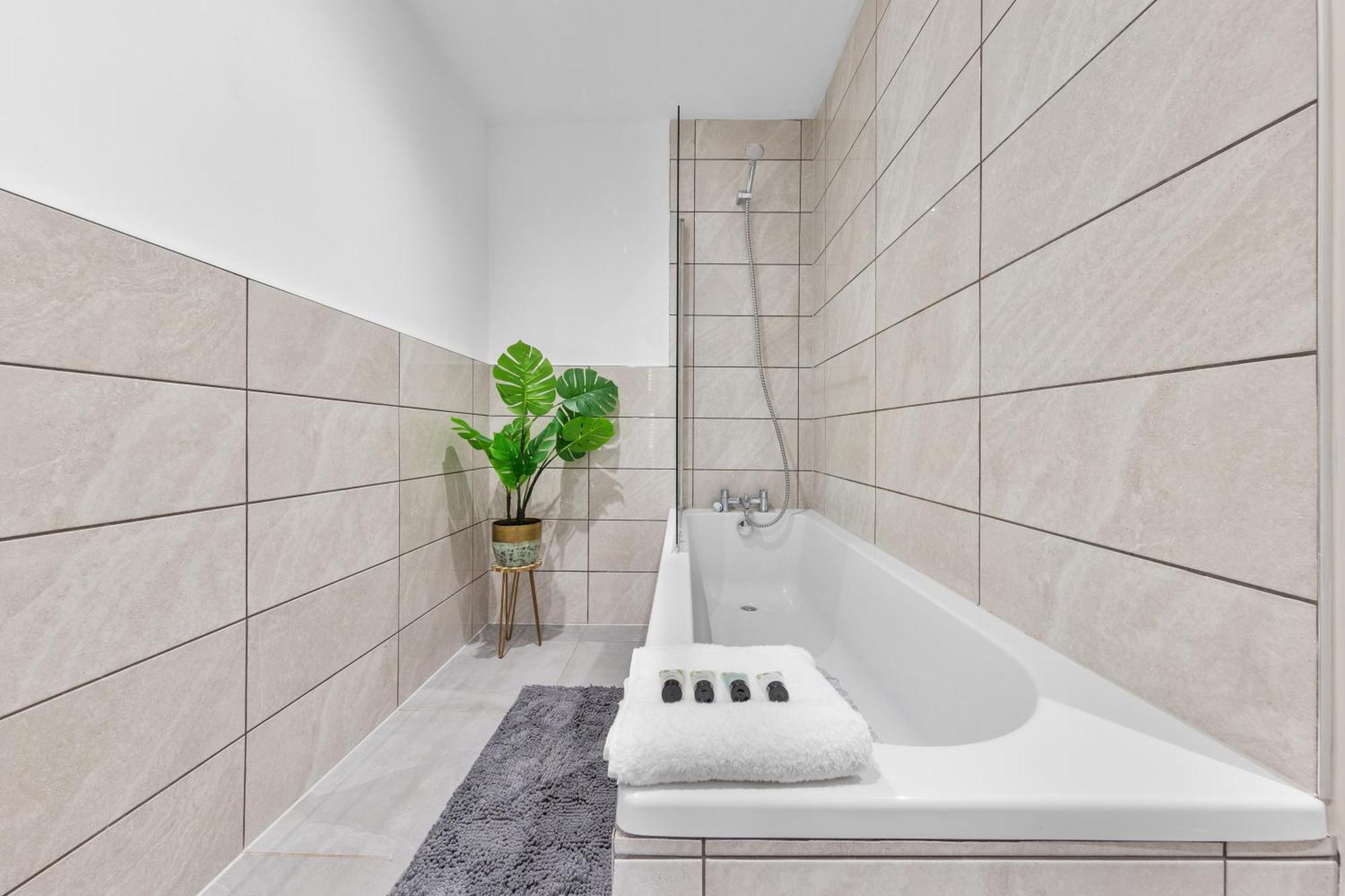 Immaculate 2-bed Flat Near London, With Garden & Parking Available- Save On Long Stays! Instant Book! Londra