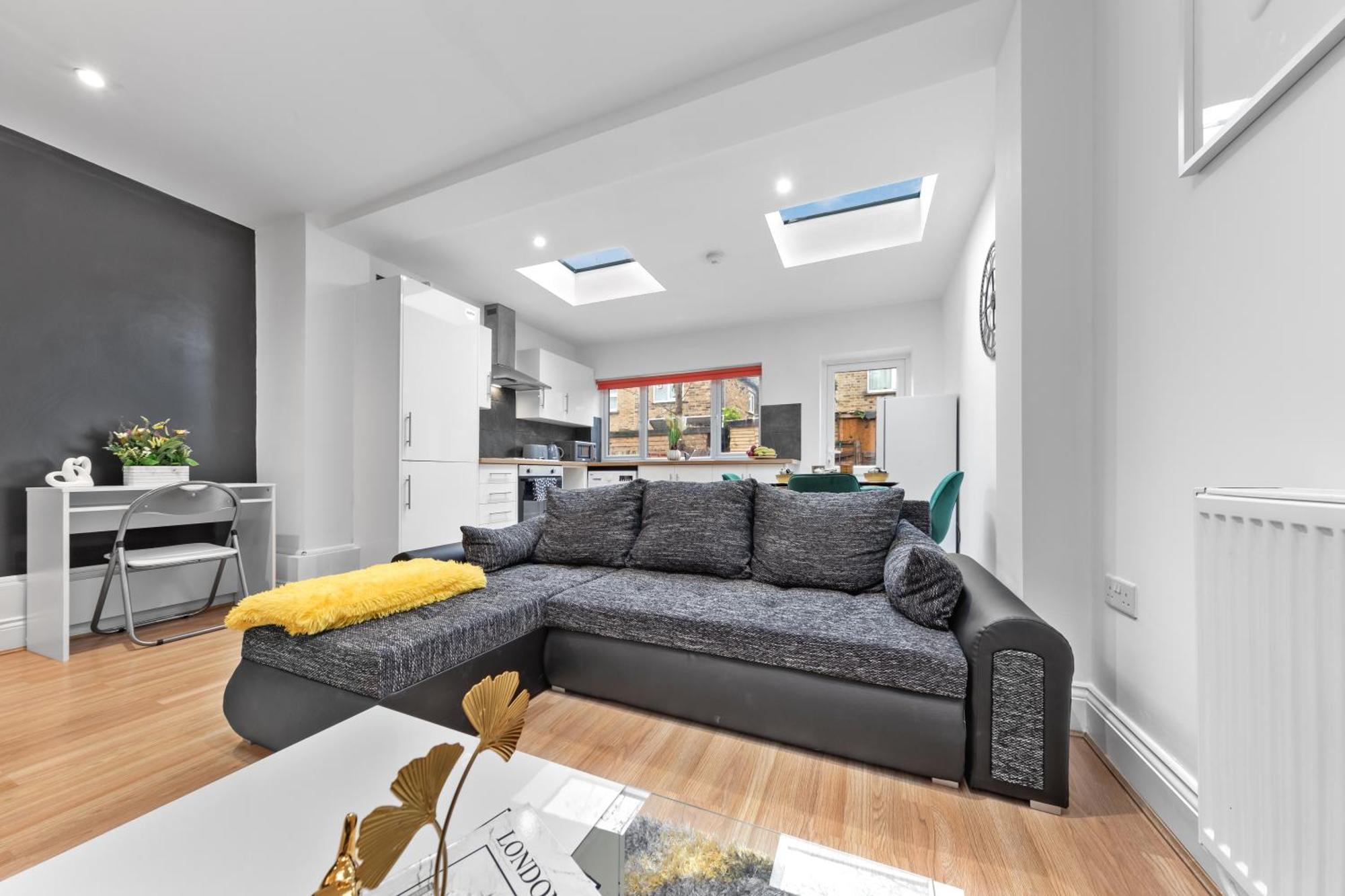 Immaculate 2-bed Flat Near London, With Garden & Parking Available- Save On Long Stays! Instant Book!