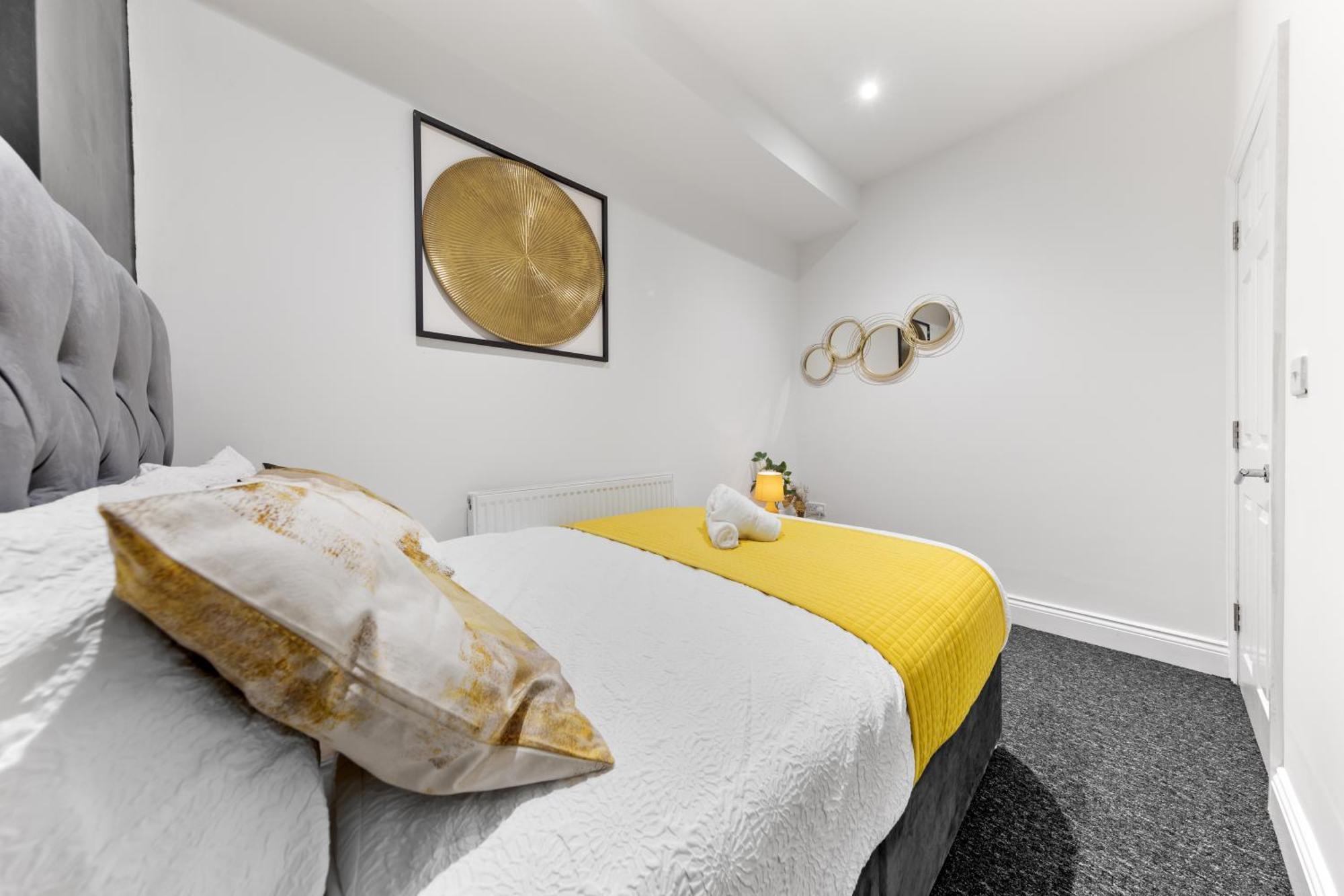 Immaculate 2-bed Flat Near London, With Garden & Parking Available- Save On Long Stays! Instant Book! Appartamento