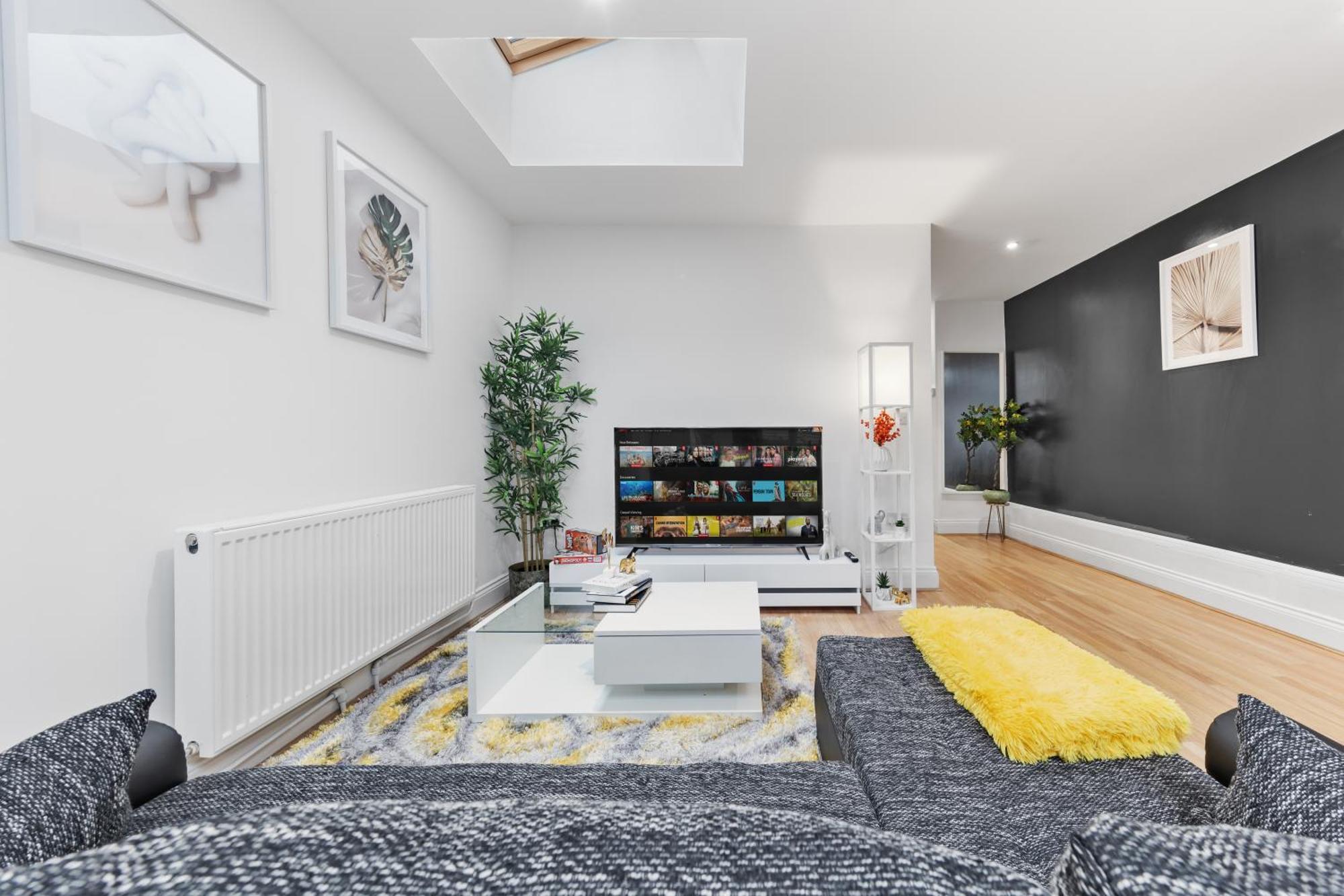 Immaculate 2-bed Flat Near London, With Garden & Parking Available- Save On Long Stays! Instant Book! Appartamento *