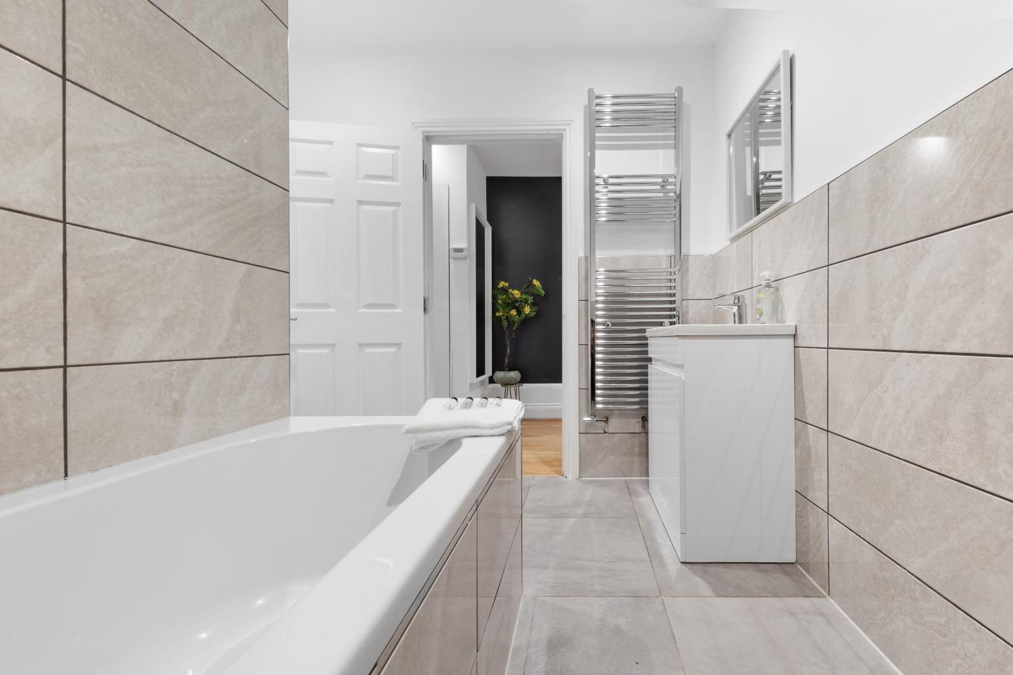 Immaculate 2-bed Flat Near London, With Garden & Parking Available- Save On Long Stays! Instant Book! *