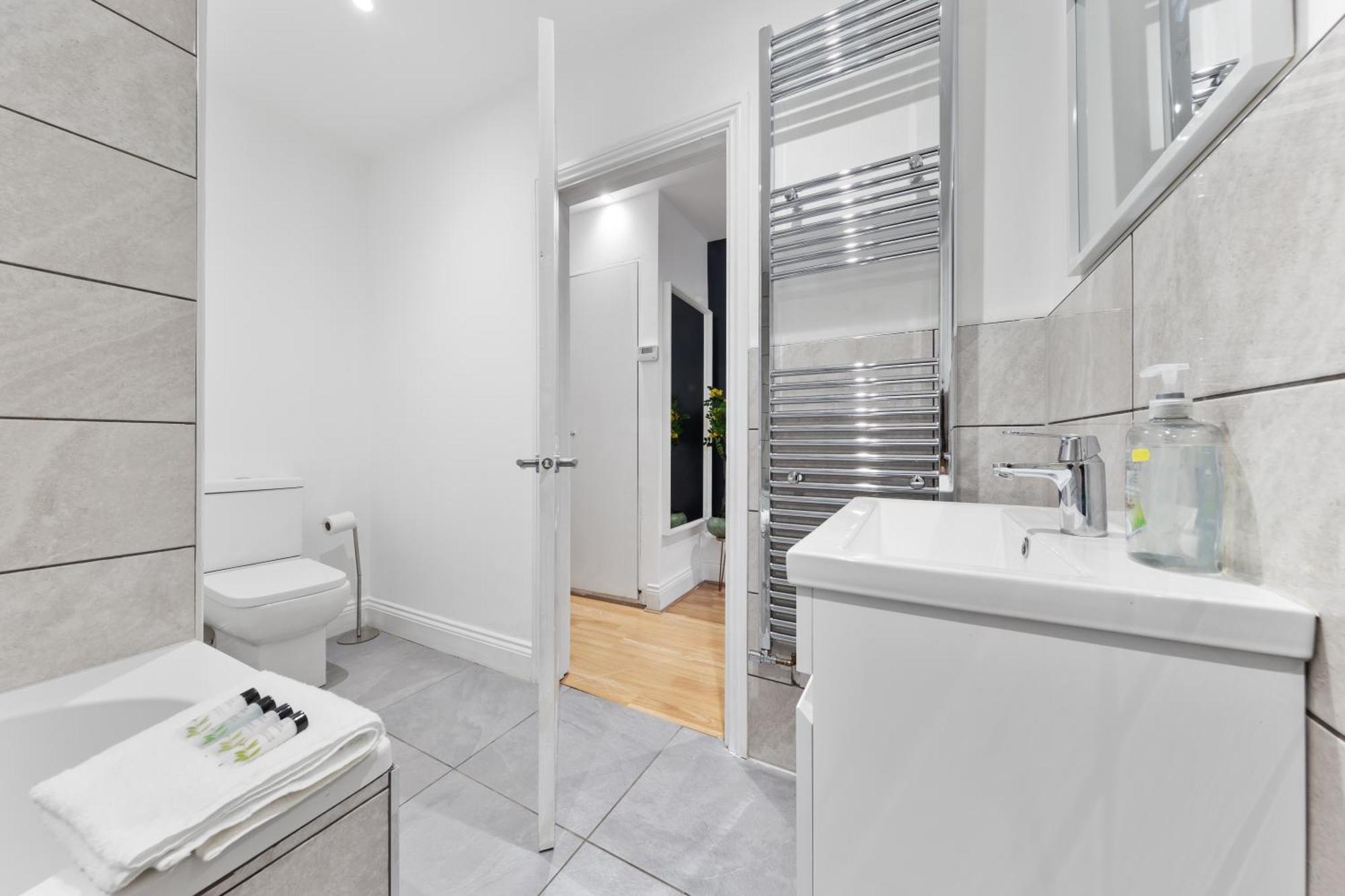 Immaculate 2-bed Flat Near London, With Garden & Parking Available- Save On Long Stays! Instant Book!
