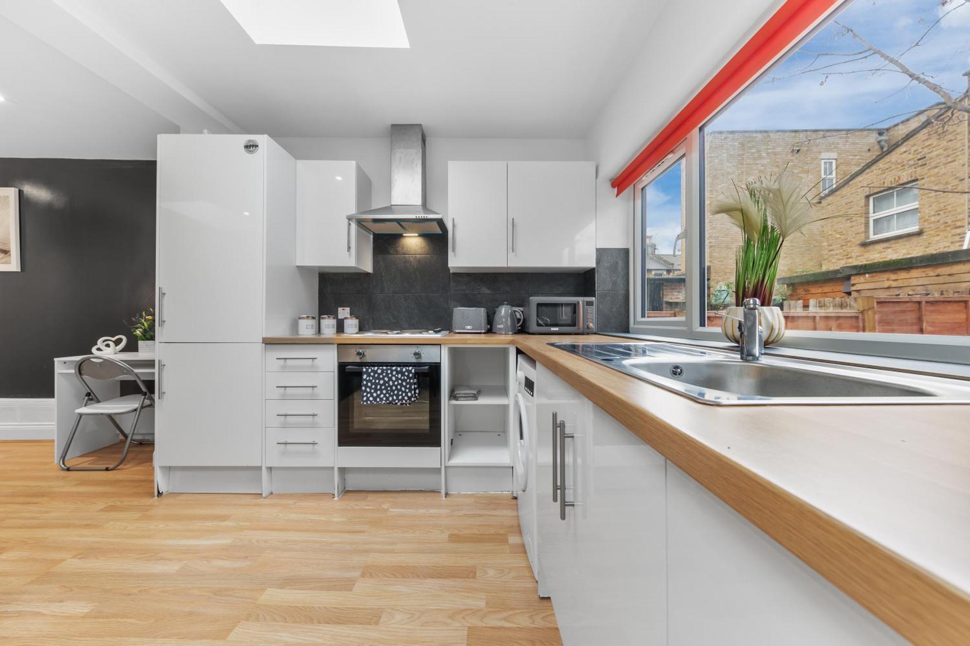 Immaculate 2-bed Flat Near London, With Garden & Parking Available- Save On Long Stays! Instant Book! *