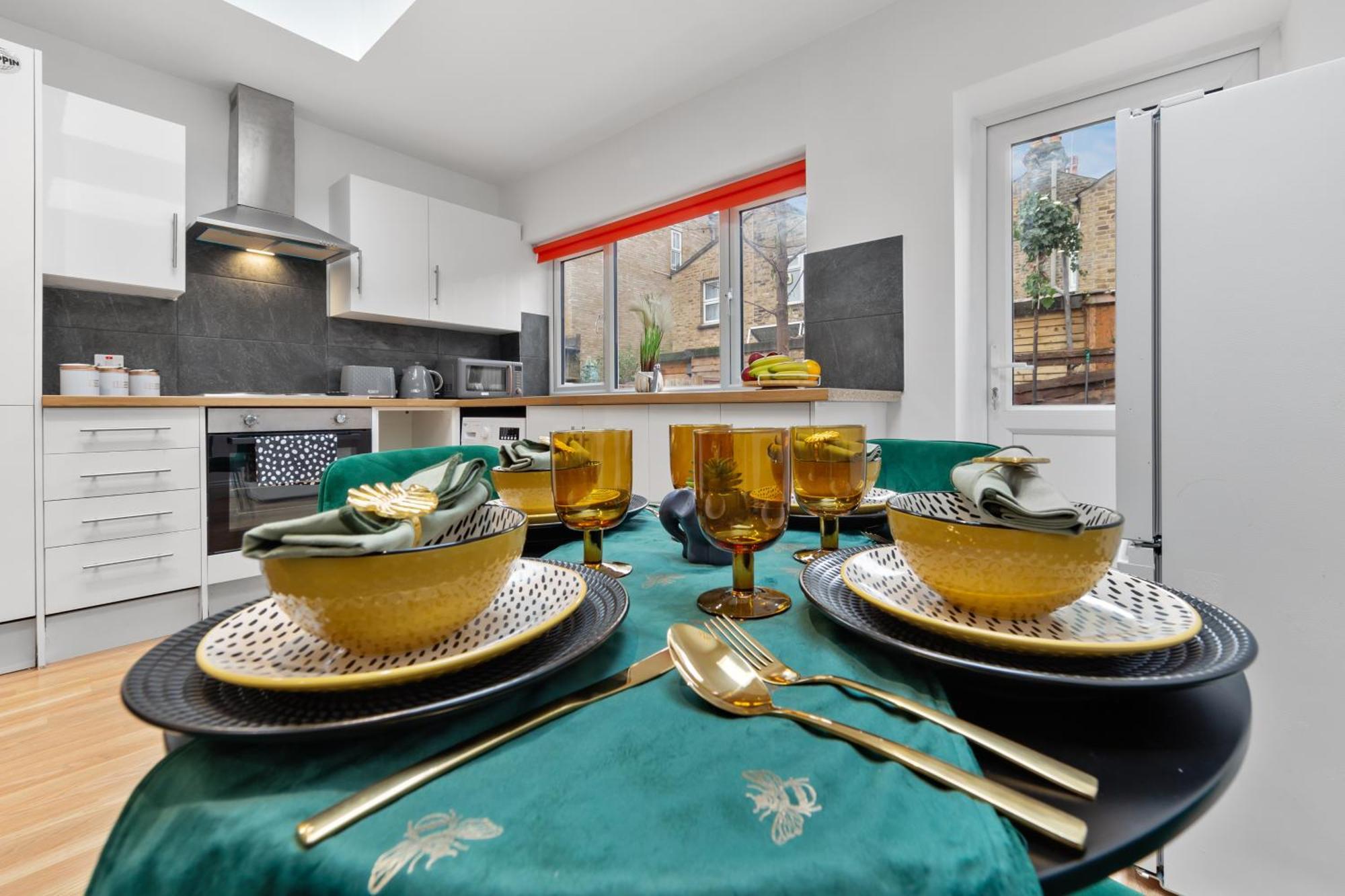 Immaculate 2-bed Flat Near London, With Garden & Parking Available- Save On Long Stays! Instant Book!